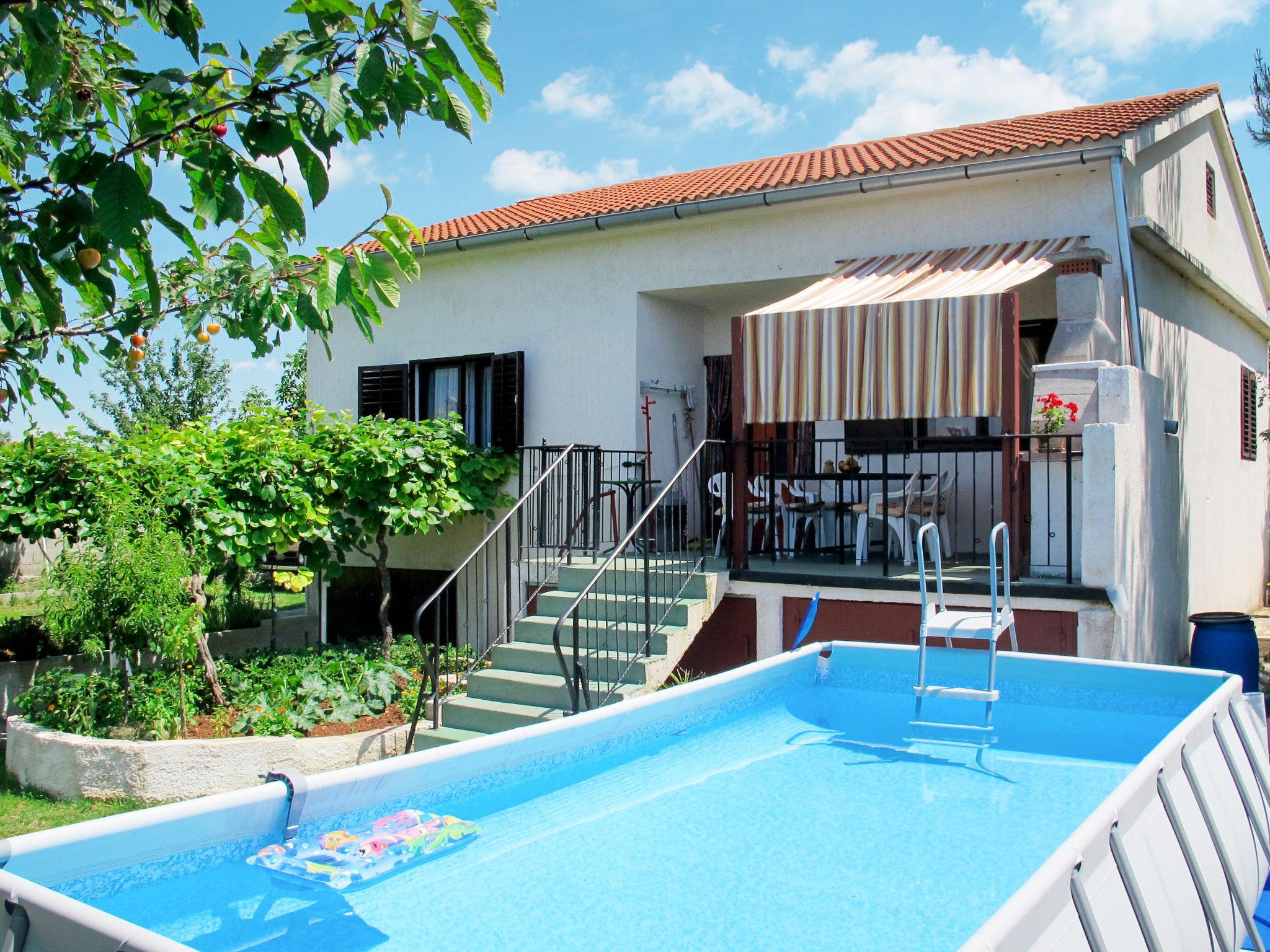 Photo 1 - Maison de 2 chambres à Svetvinčenat avec piscine privée et vues à la mer