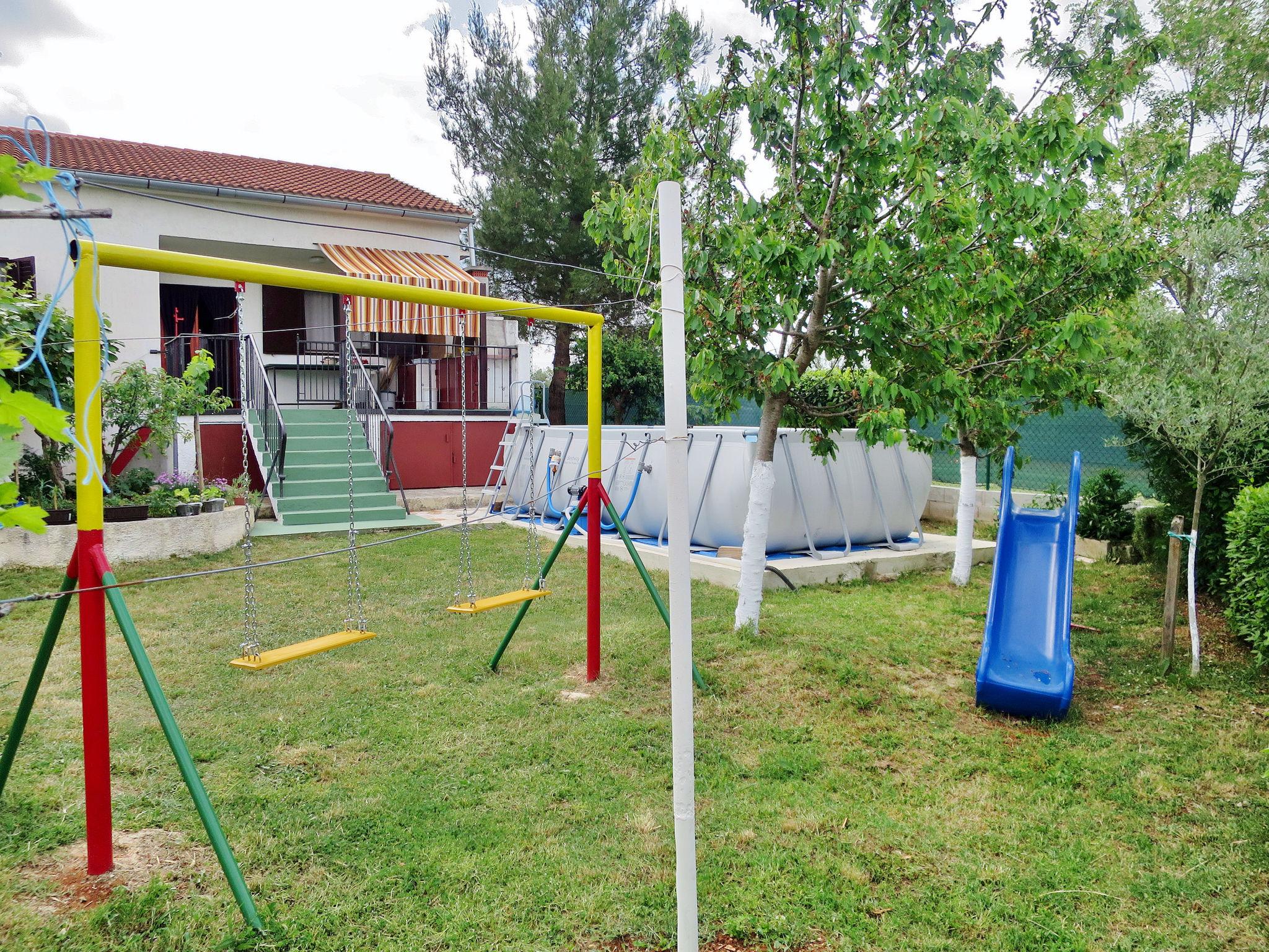 Photo 2 - Maison de 2 chambres à Svetvinčenat avec piscine privée et jardin