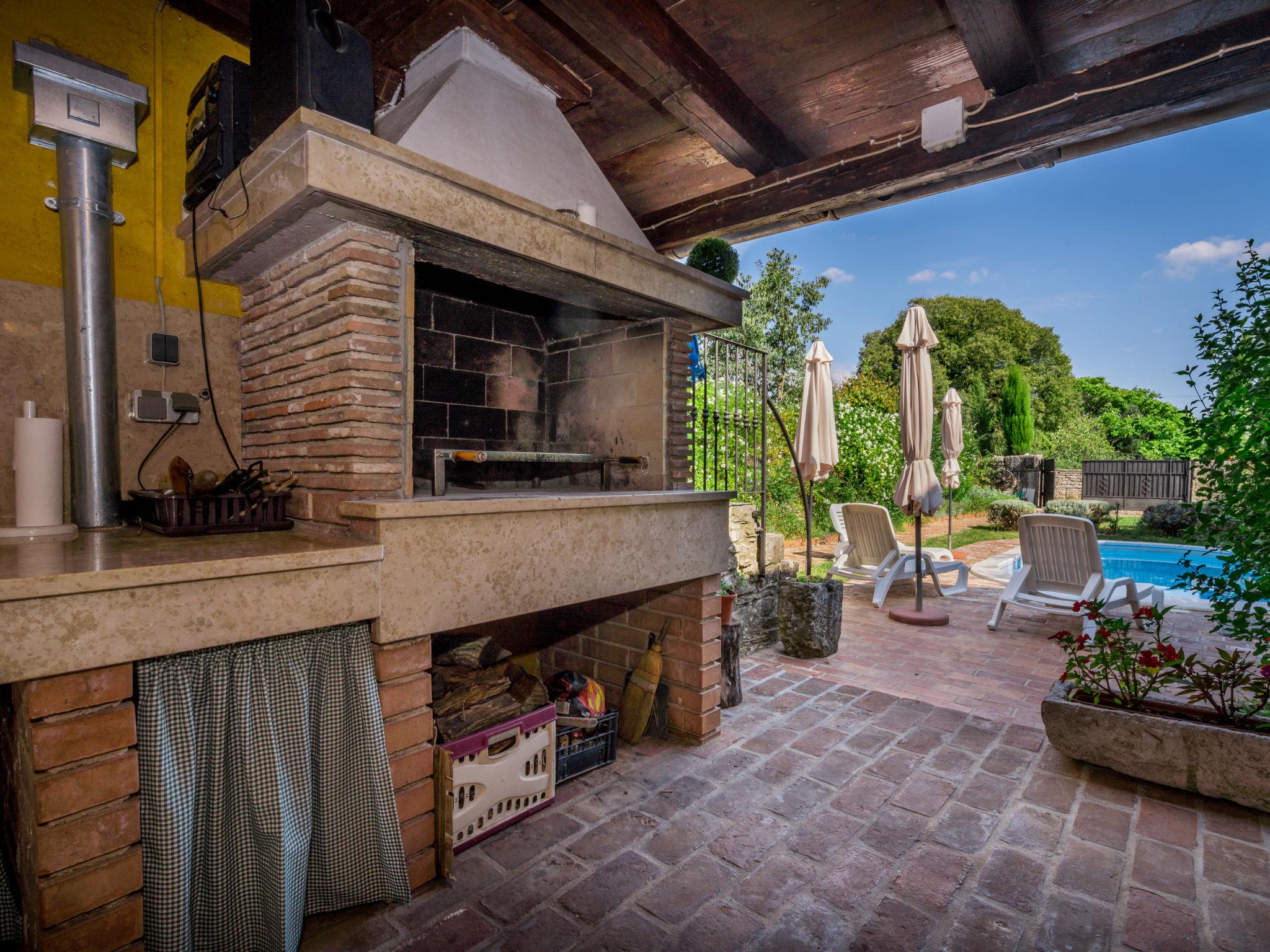 Photo 30 - Maison de 4 chambres à Svetvinčenat avec piscine privée et vues à la mer