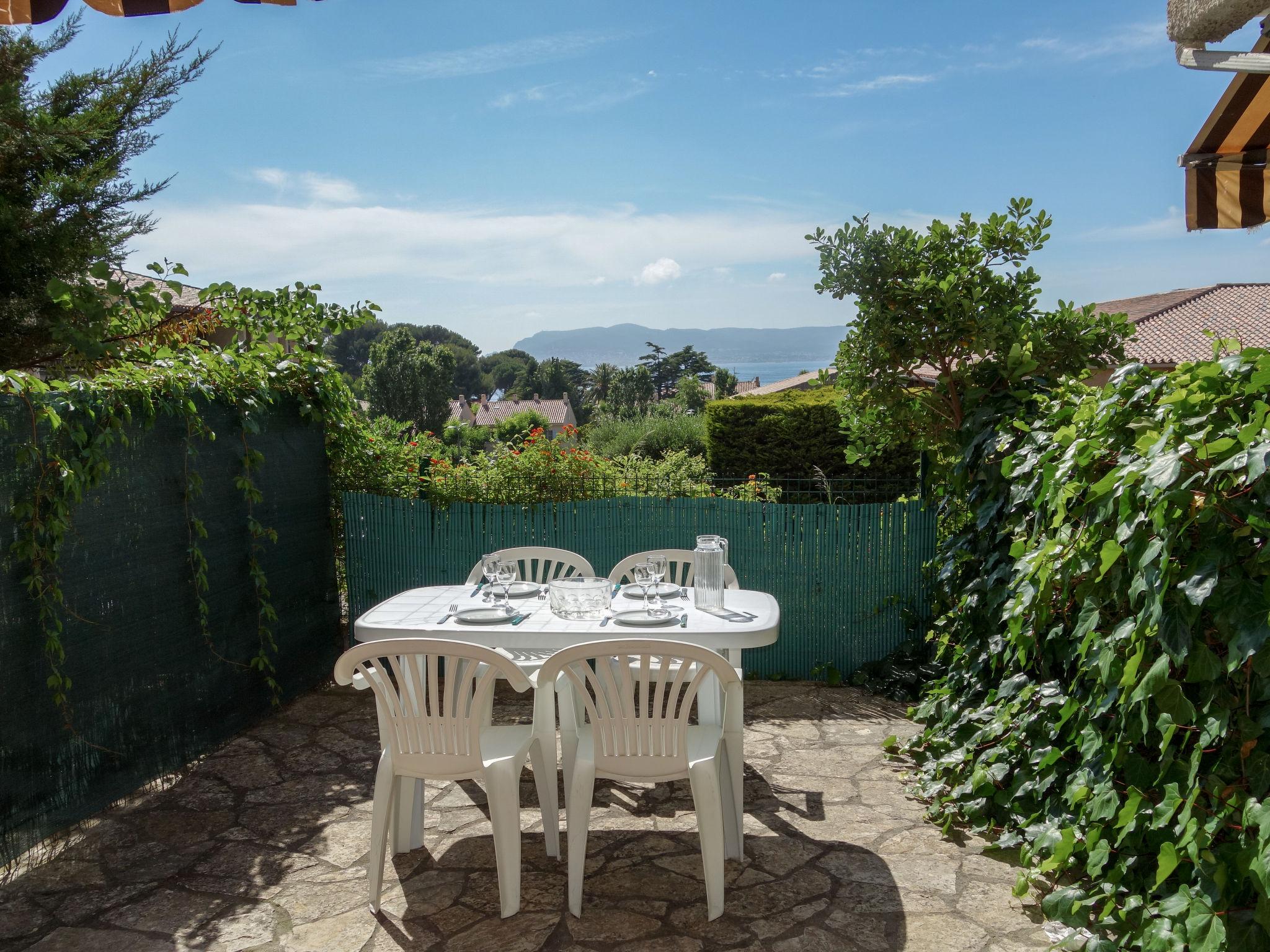 Photo 1 - Apartment in Saint-Cyr-sur-Mer with terrace and sea view