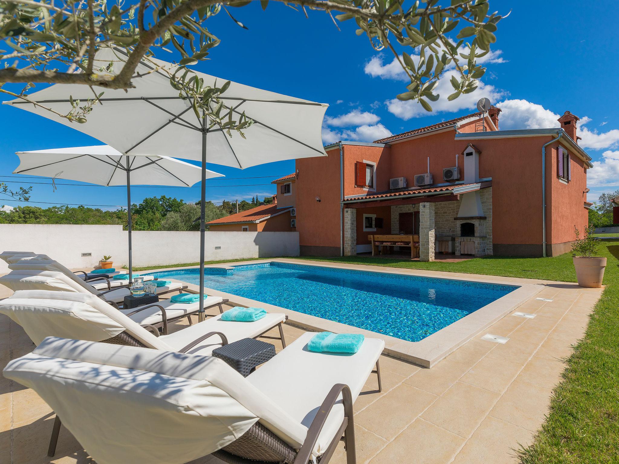 Photo 1 - Maison de 4 chambres à Marčana avec piscine privée et jardin