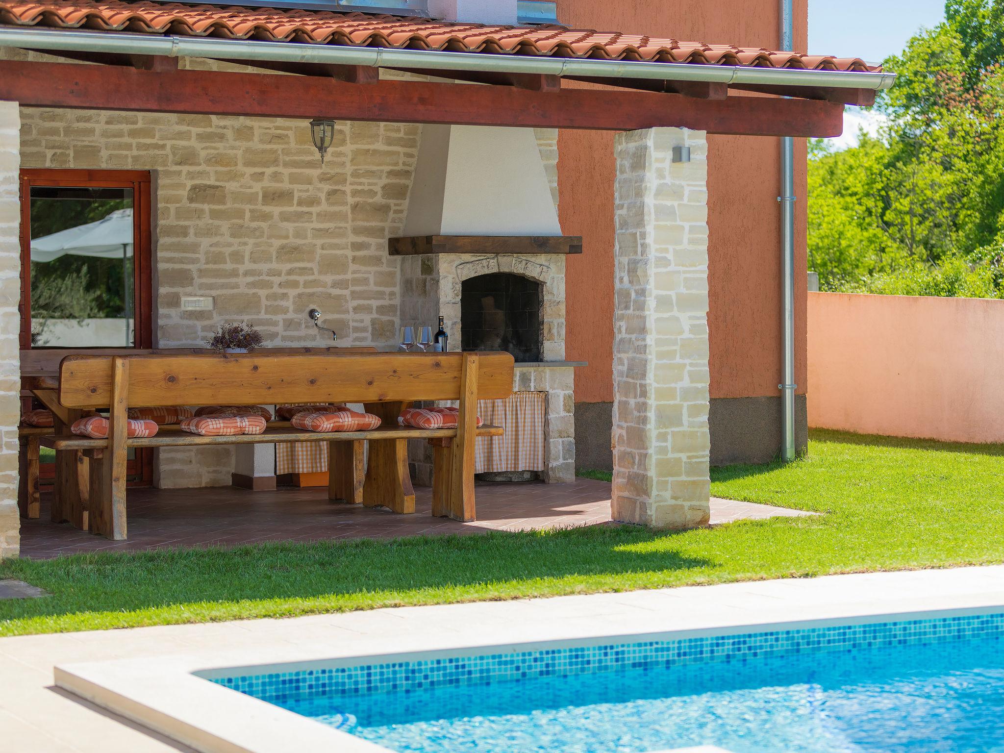 Photo 4 - 4 bedroom House in Marčana with private pool and sea view