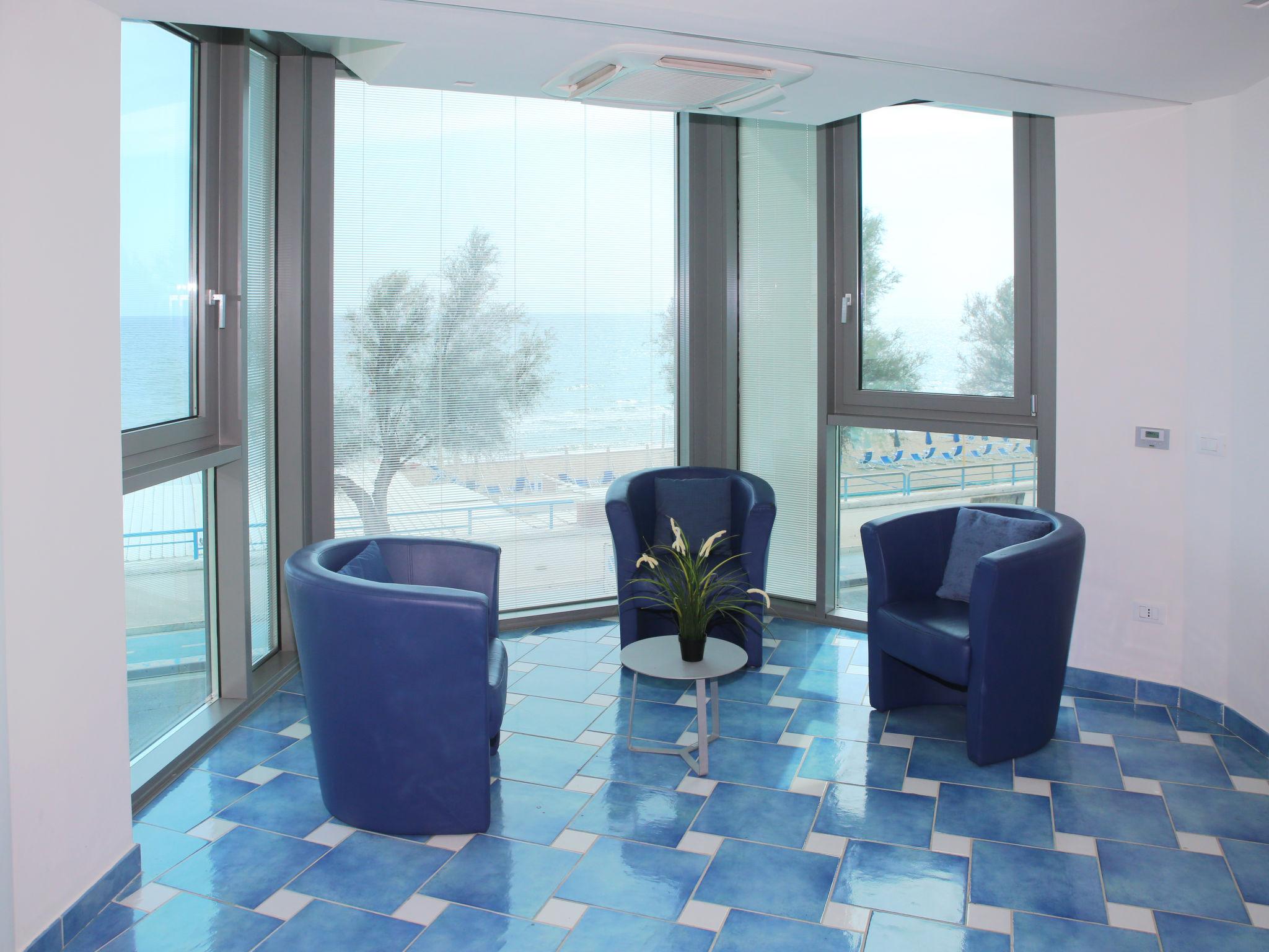 Photo 5 - 2 bedroom Apartment in Terracina with swimming pool and sea view