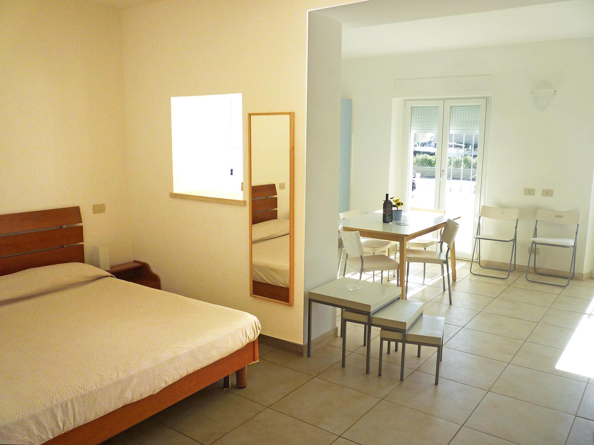 Foto 5 - Apartamento de 1 quarto em San Vincenzo com piscina e jardim