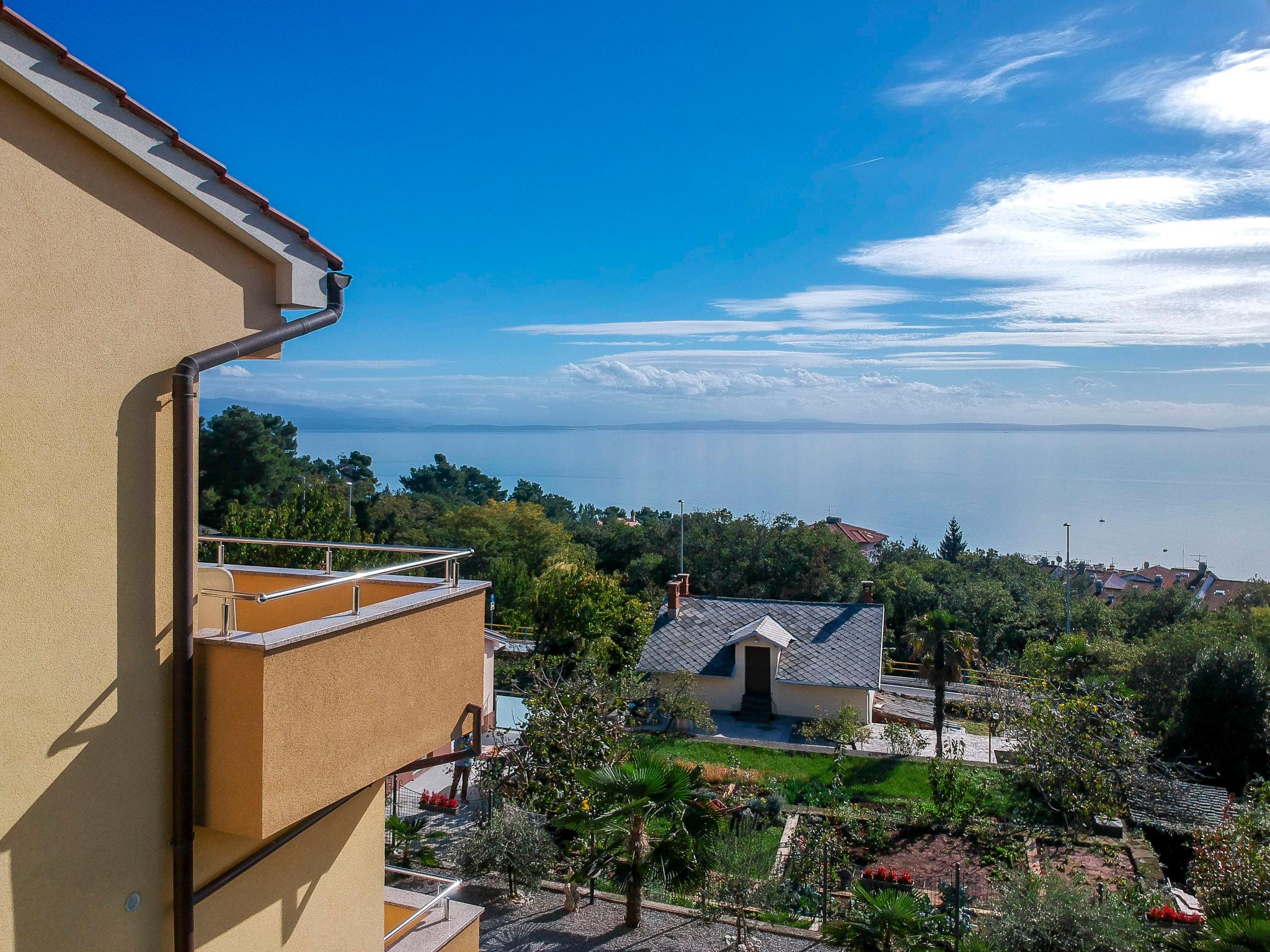 Photo 2 - Appartement de 1 chambre à Opatija avec jardin et vues à la mer