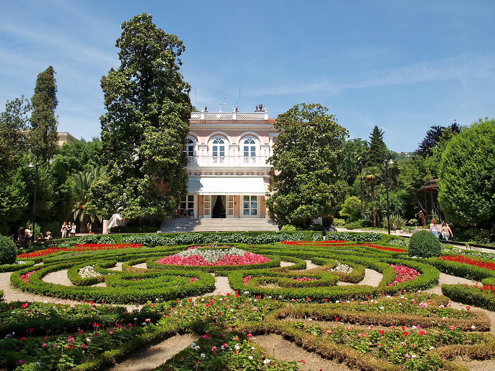 Foto 17 - Appartamento con 1 camera da letto a Opatija con giardino