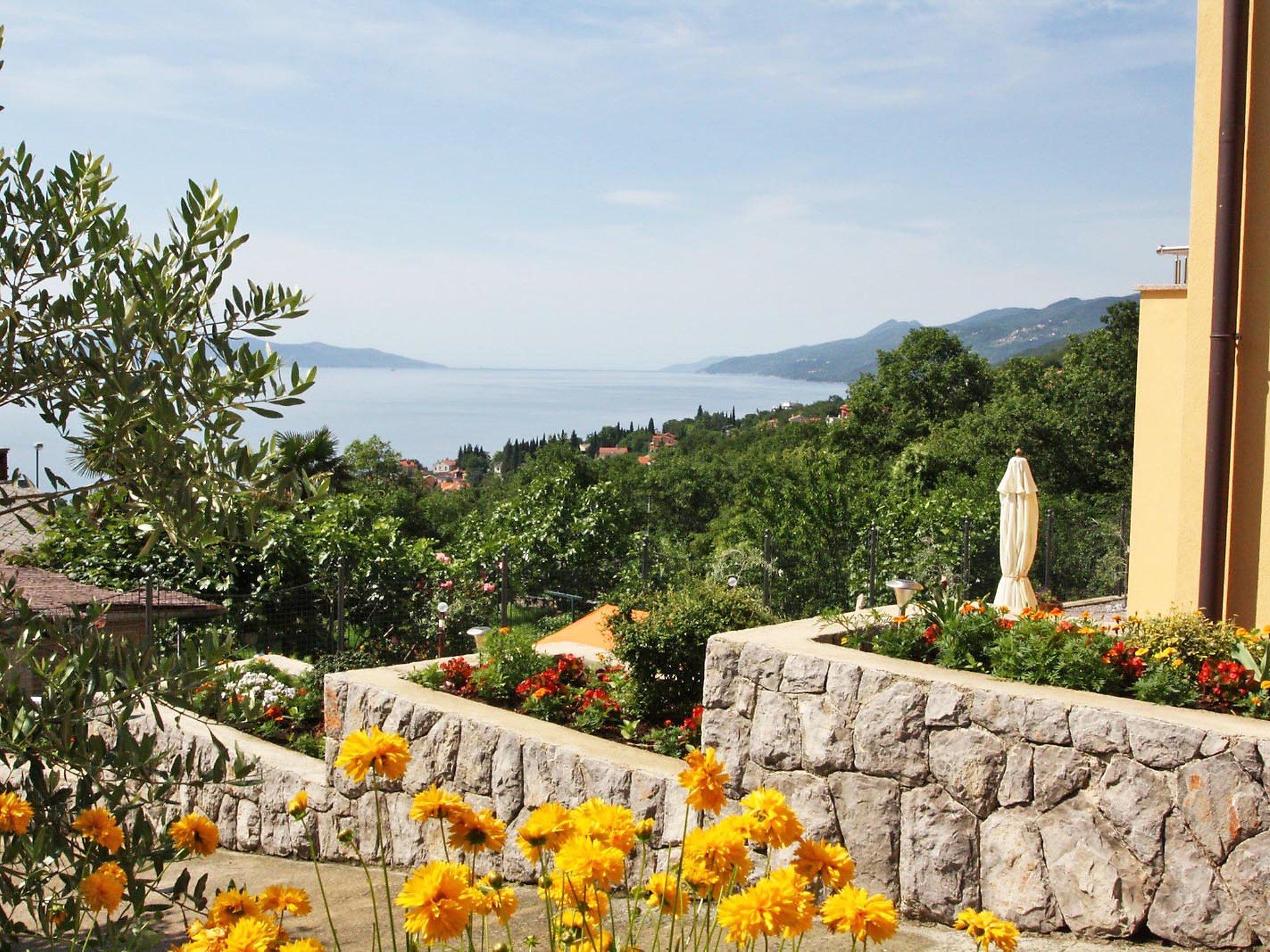 Photo 15 - Appartement de 1 chambre à Opatija avec jardin et vues à la mer