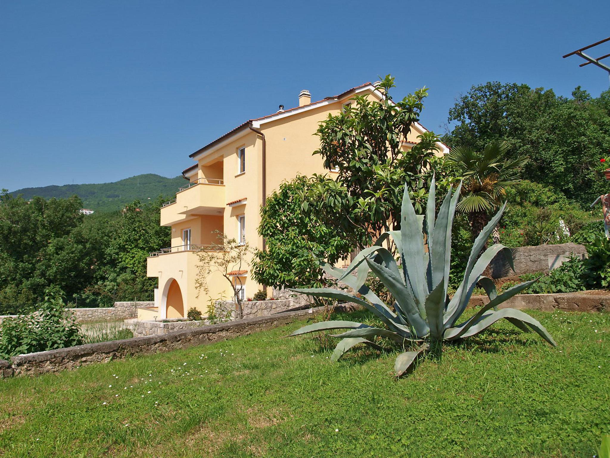 Foto 14 - Apartamento de 1 habitación en Opatija con jardín y vistas al mar