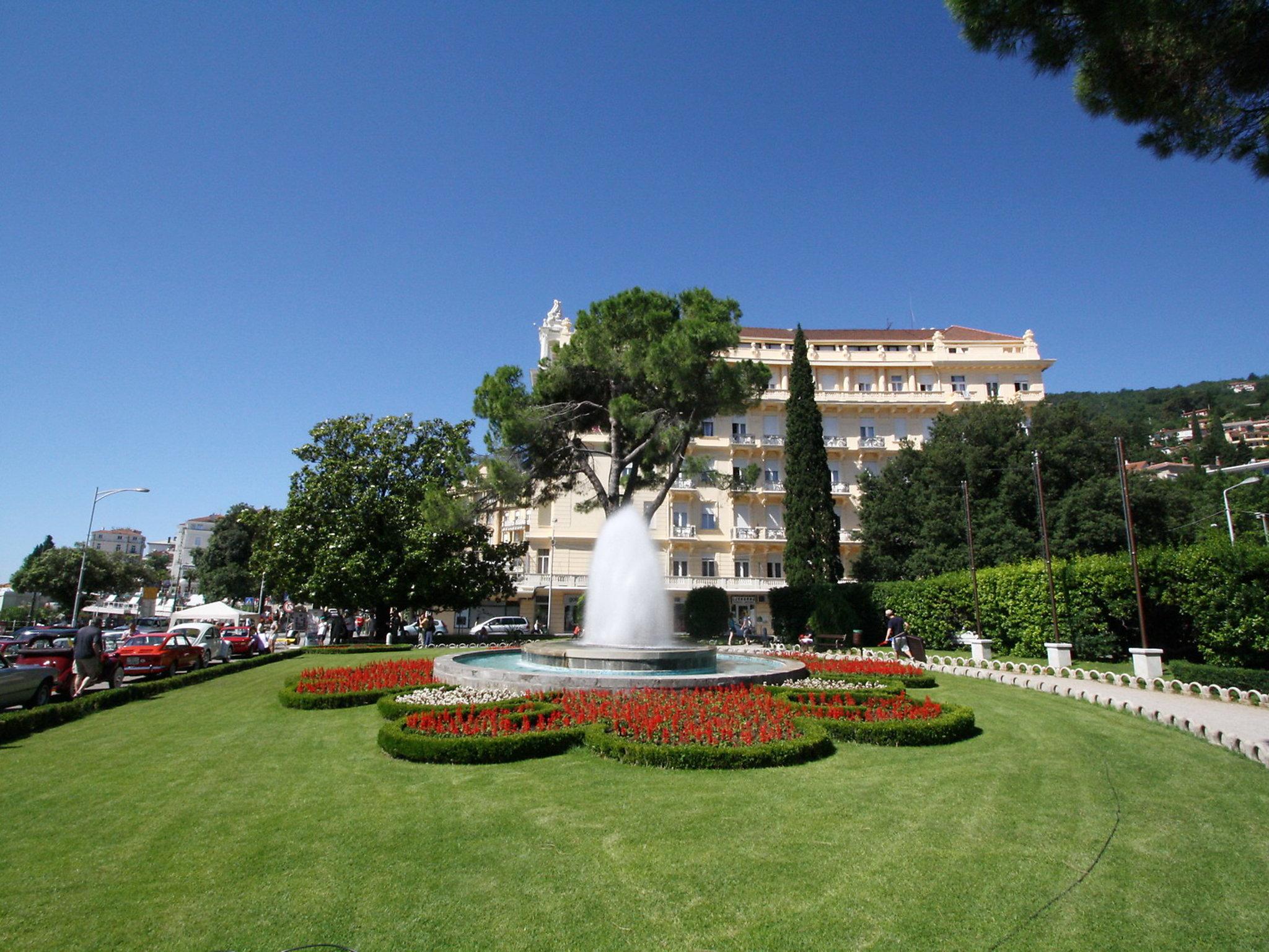 Foto 22 - Apartamento de 1 habitación en Opatija con jardín y vistas al mar