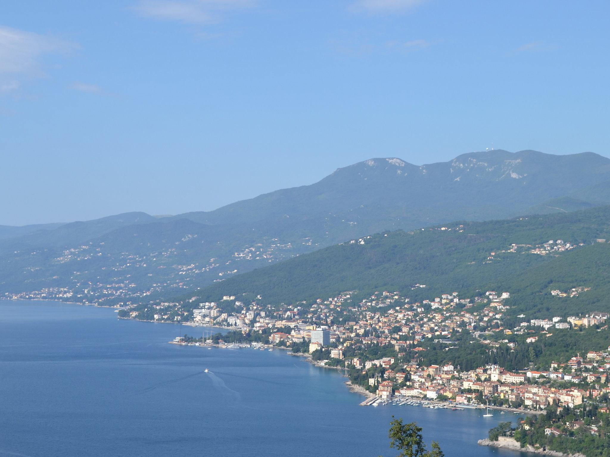 Foto 16 - Apartamento de 1 habitación en Opatija con jardín y vistas al mar