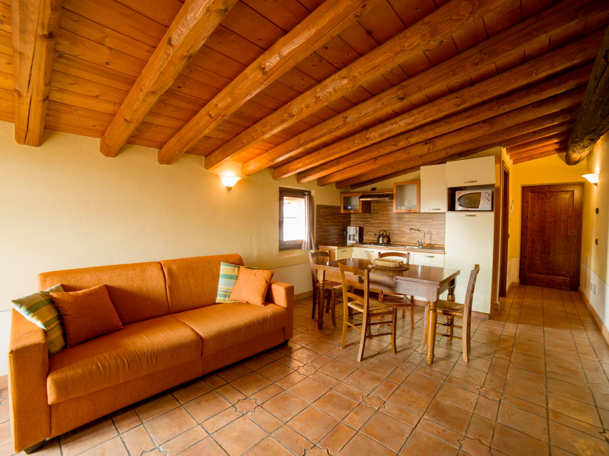 Foto 10 - Apartamento de 2 habitaciones en Toscolano Maderno con piscina y vistas a la montaña