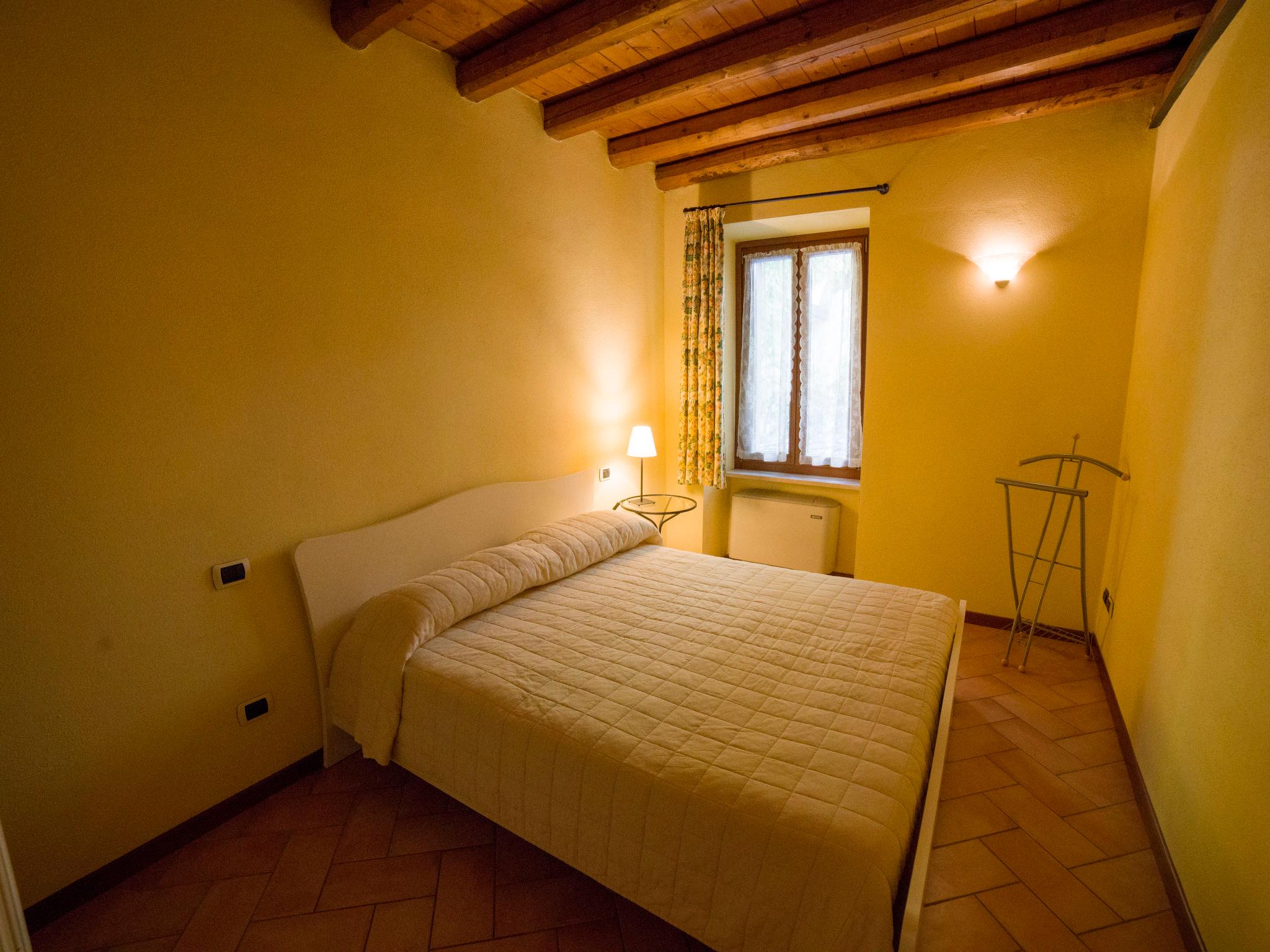 Foto 19 - Apartment mit 2 Schlafzimmern in Toscolano Maderno mit schwimmbad und blick auf die berge