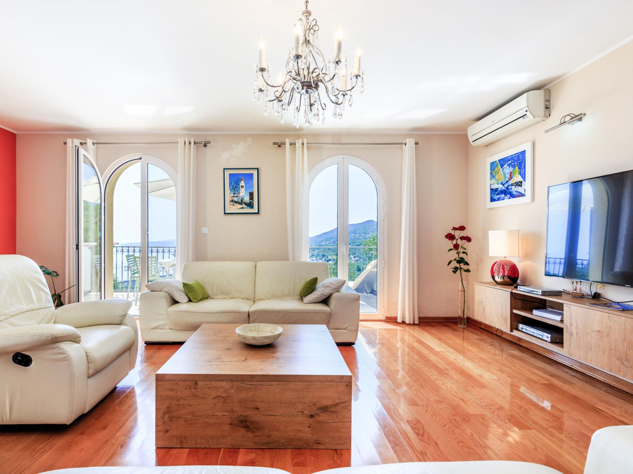 Foto 10 - Casa de 7 quartos em Opatija com piscina privada e vistas do mar