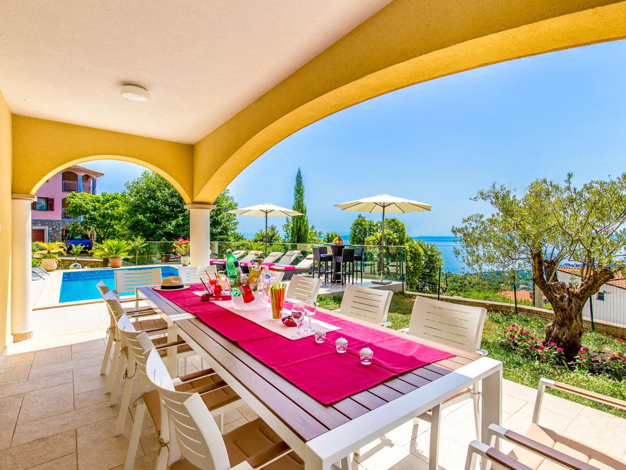 Foto 16 - Casa con 7 camere da letto a Opatija con piscina privata e vista mare