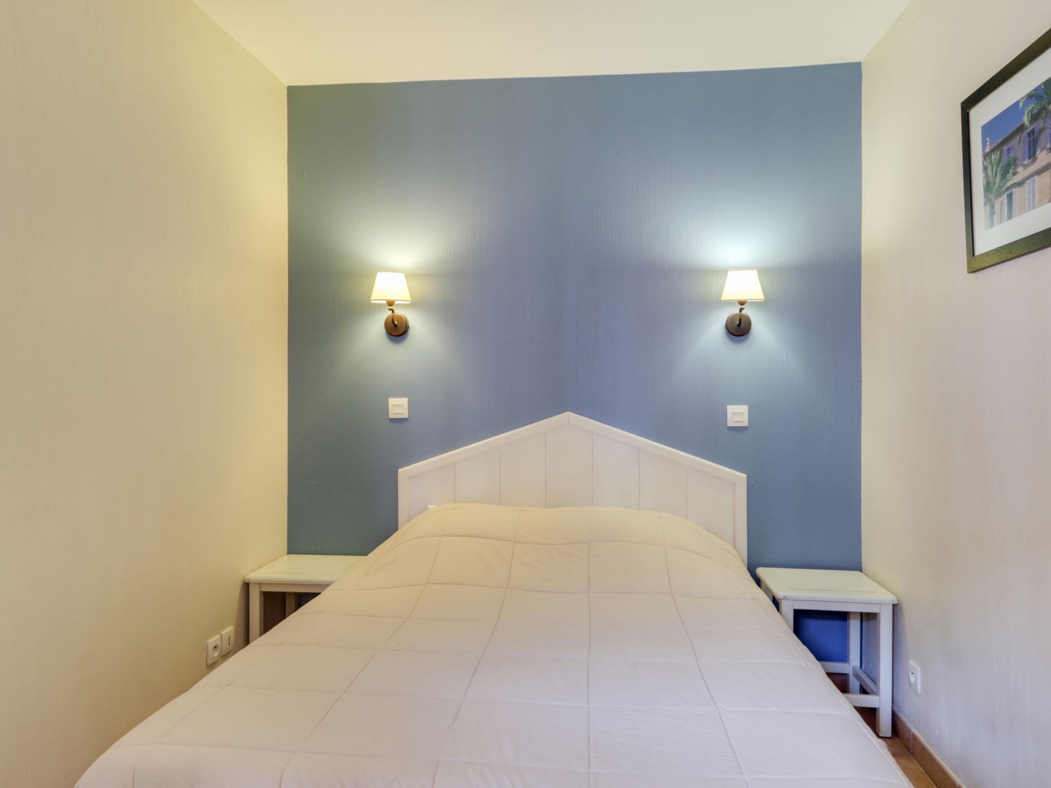 Foto 9 - Appartamento con 1 camera da letto a Six-Fours-les-Plages con piscina e vista mare
