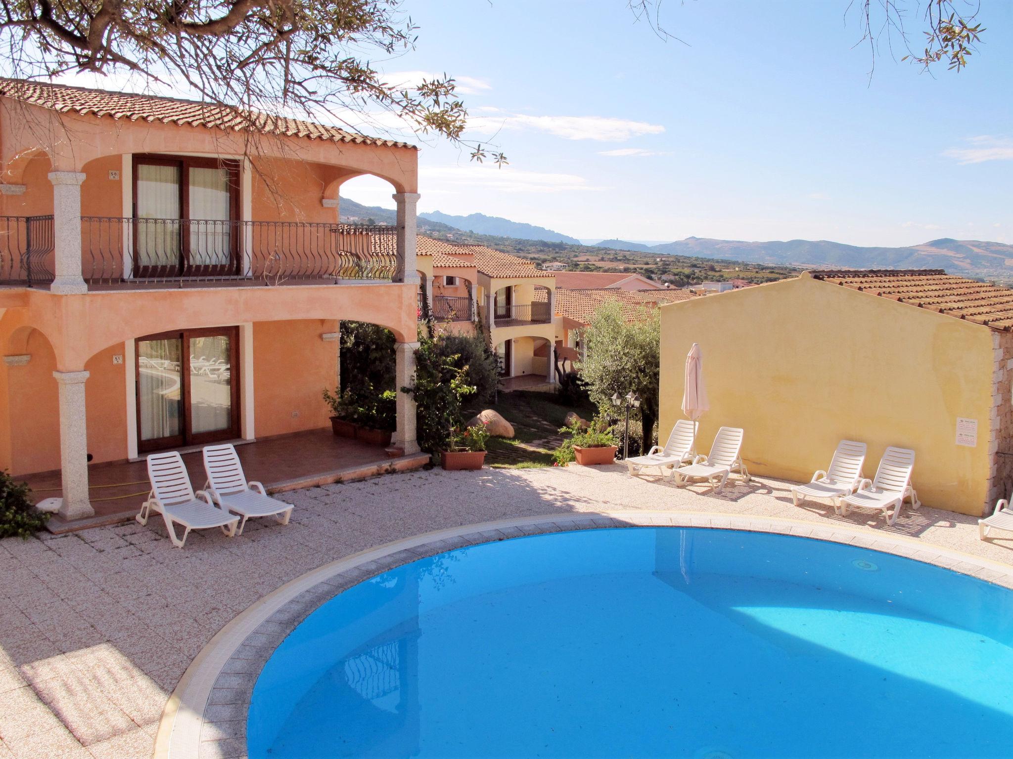 Photo 1 - Appartement de 2 chambres à Badesi avec piscine et vues à la mer