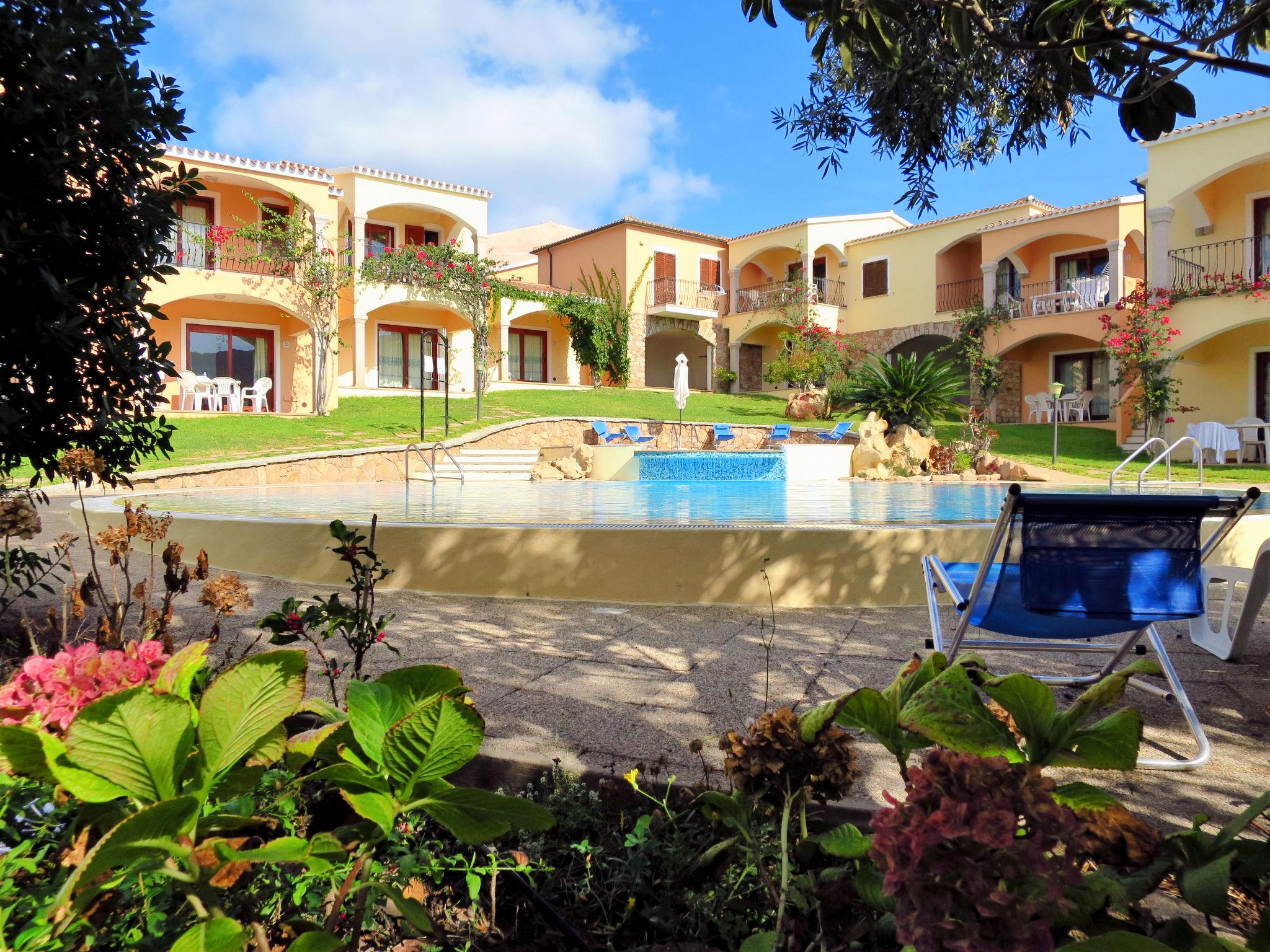 Photo 2 - Appartement de 2 chambres à Badesi avec piscine et vues à la mer