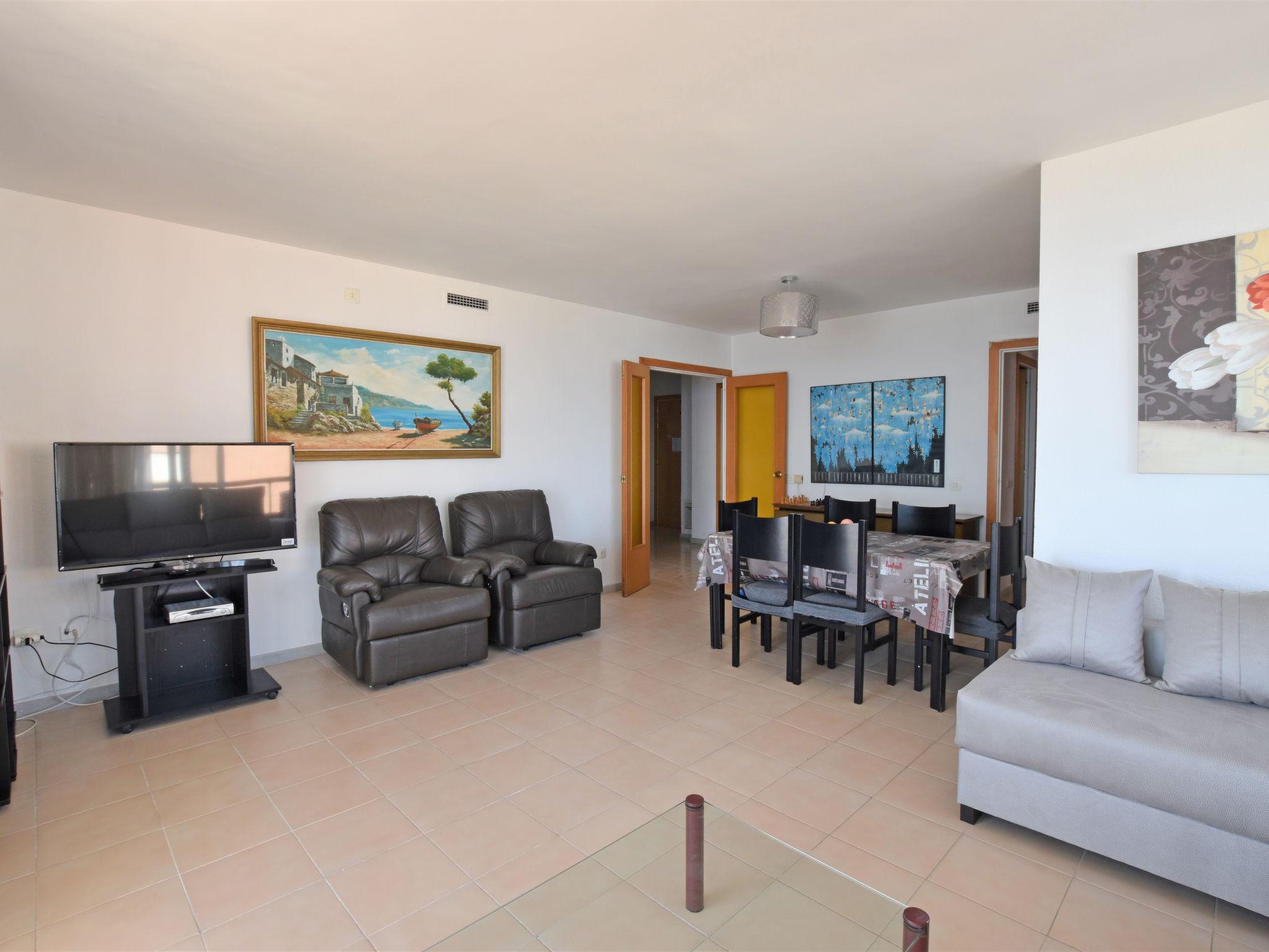 Photo 9 - 4 bedroom Apartment in Torredembarra with swimming pool and garden