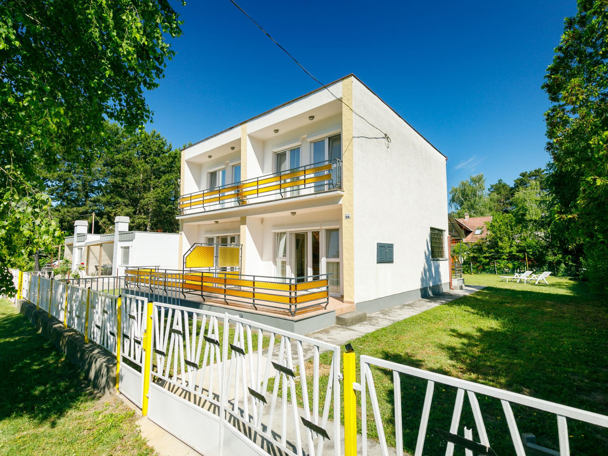 Photo 1 - Maison de 2 chambres à Siófok avec jardin et vues sur la montagne