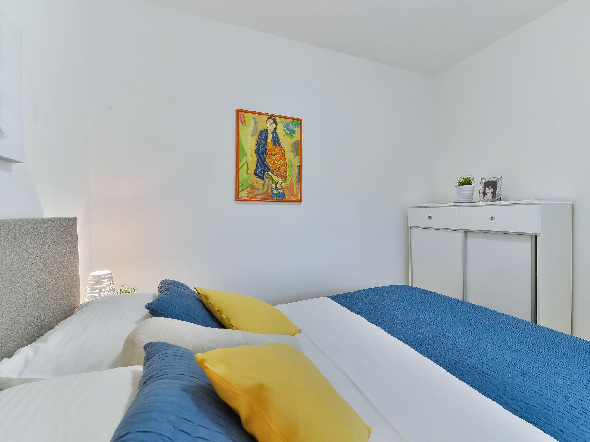 Foto 12 - Appartamento con 1 camera da letto a Novigrad con piscina e vista mare