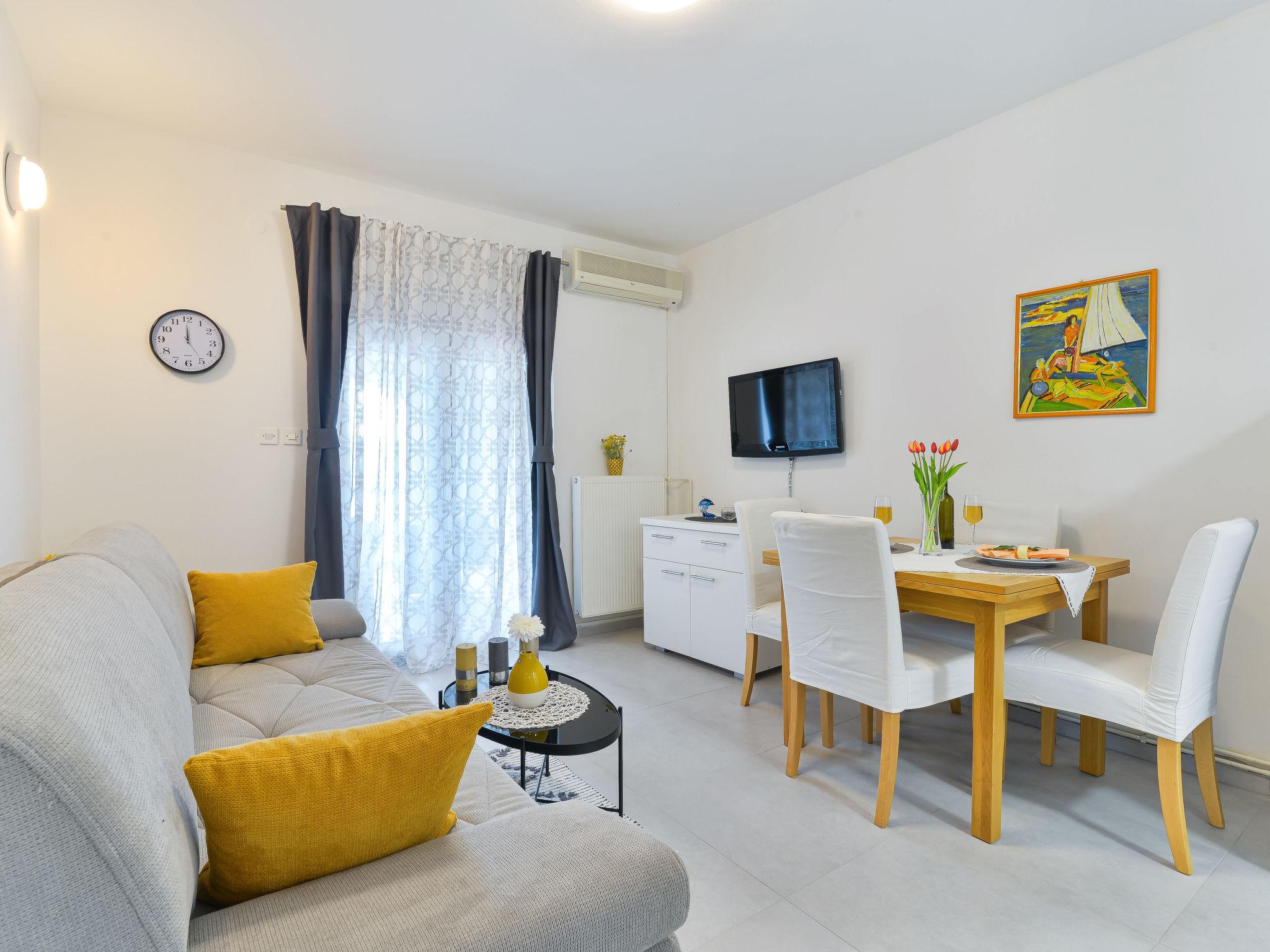 Foto 7 - Apartment mit 1 Schlafzimmer in Novigrad mit schwimmbad und blick aufs meer