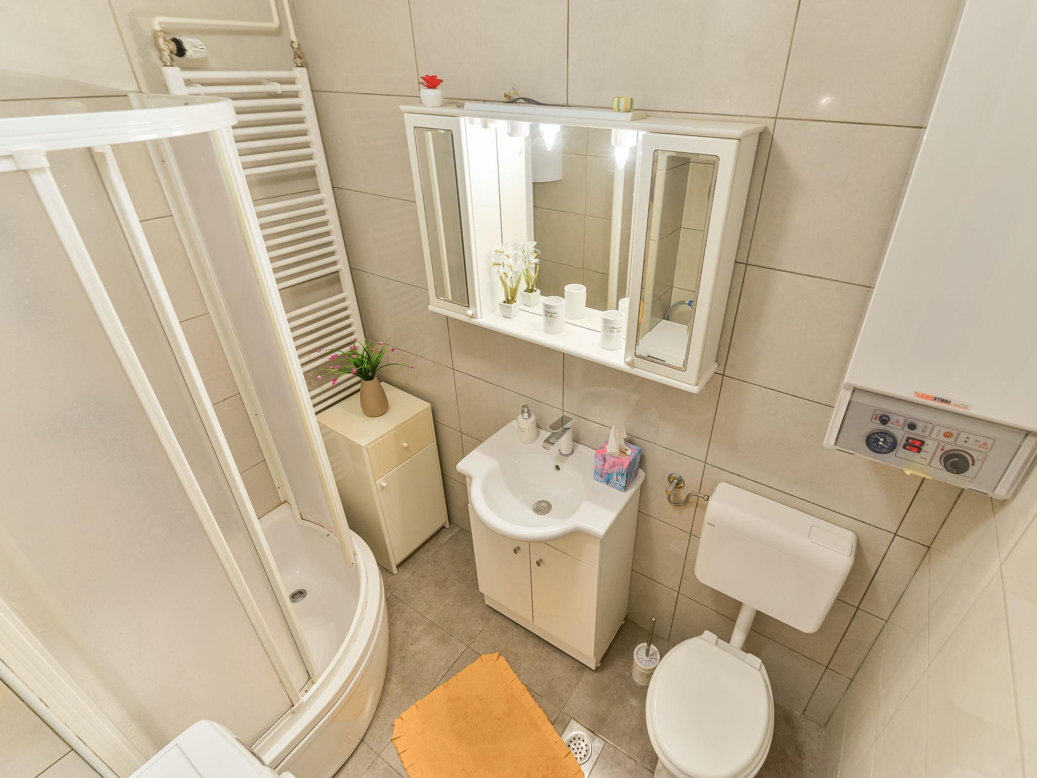 Foto 13 - Appartamento con 1 camera da letto a Novigrad con piscina e vista mare