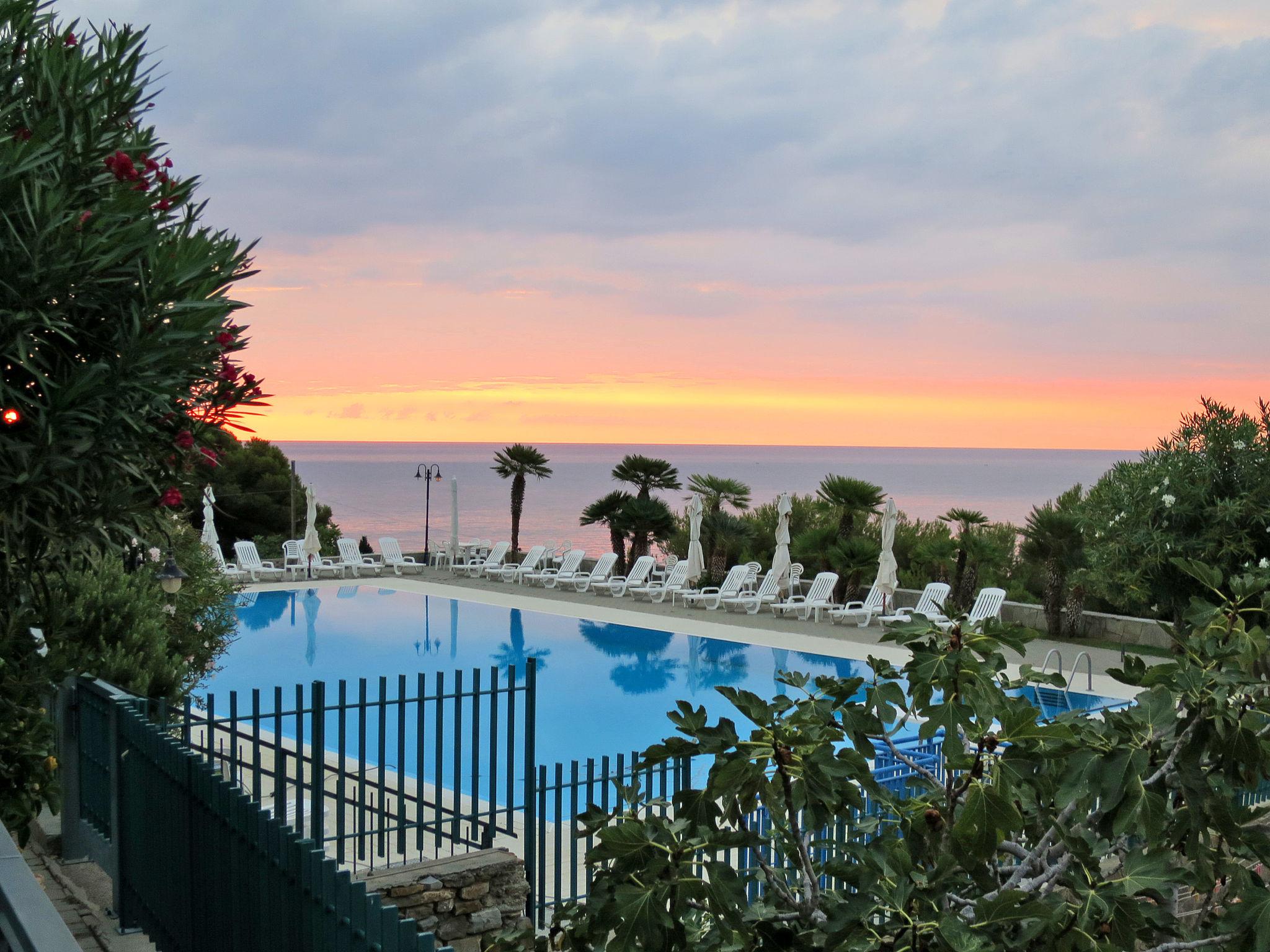 Photo 1 - Appartement de 1 chambre à Cipressa avec piscine et vues à la mer