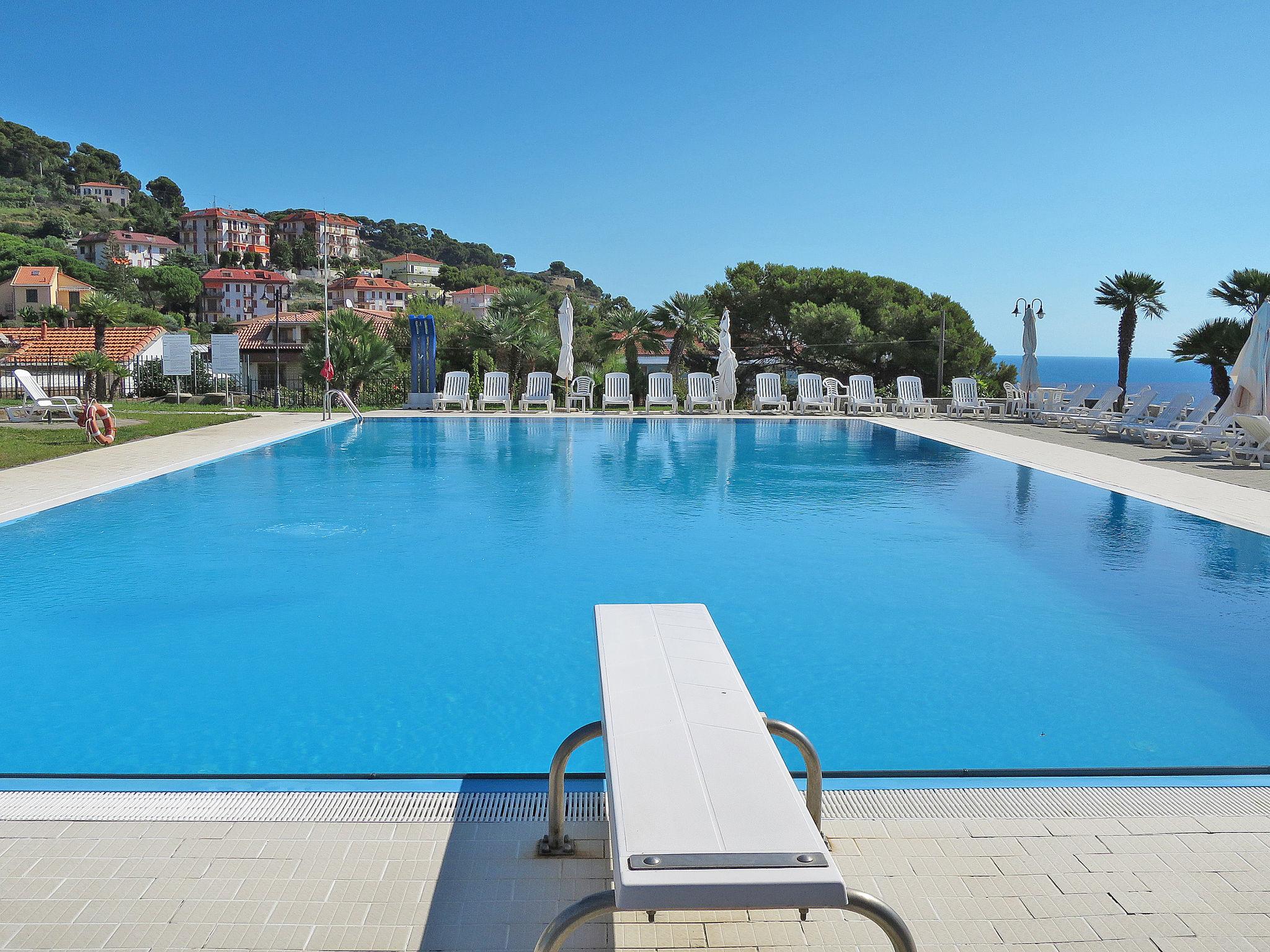 Foto 1 - Apartamento de 3 quartos em Cipressa com piscina e vistas do mar