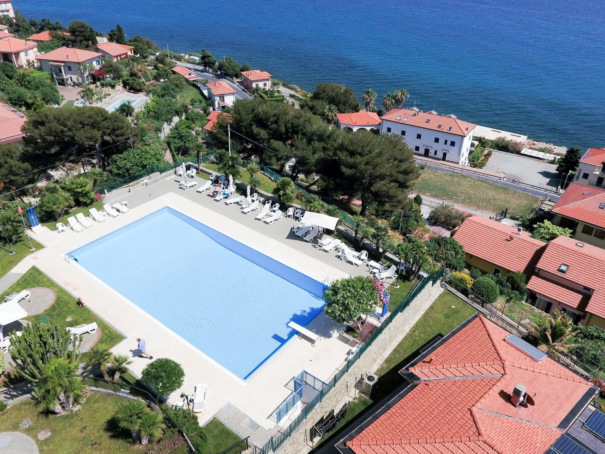 Photo 9 - Appartement de 3 chambres à Cipressa avec piscine et vues à la mer