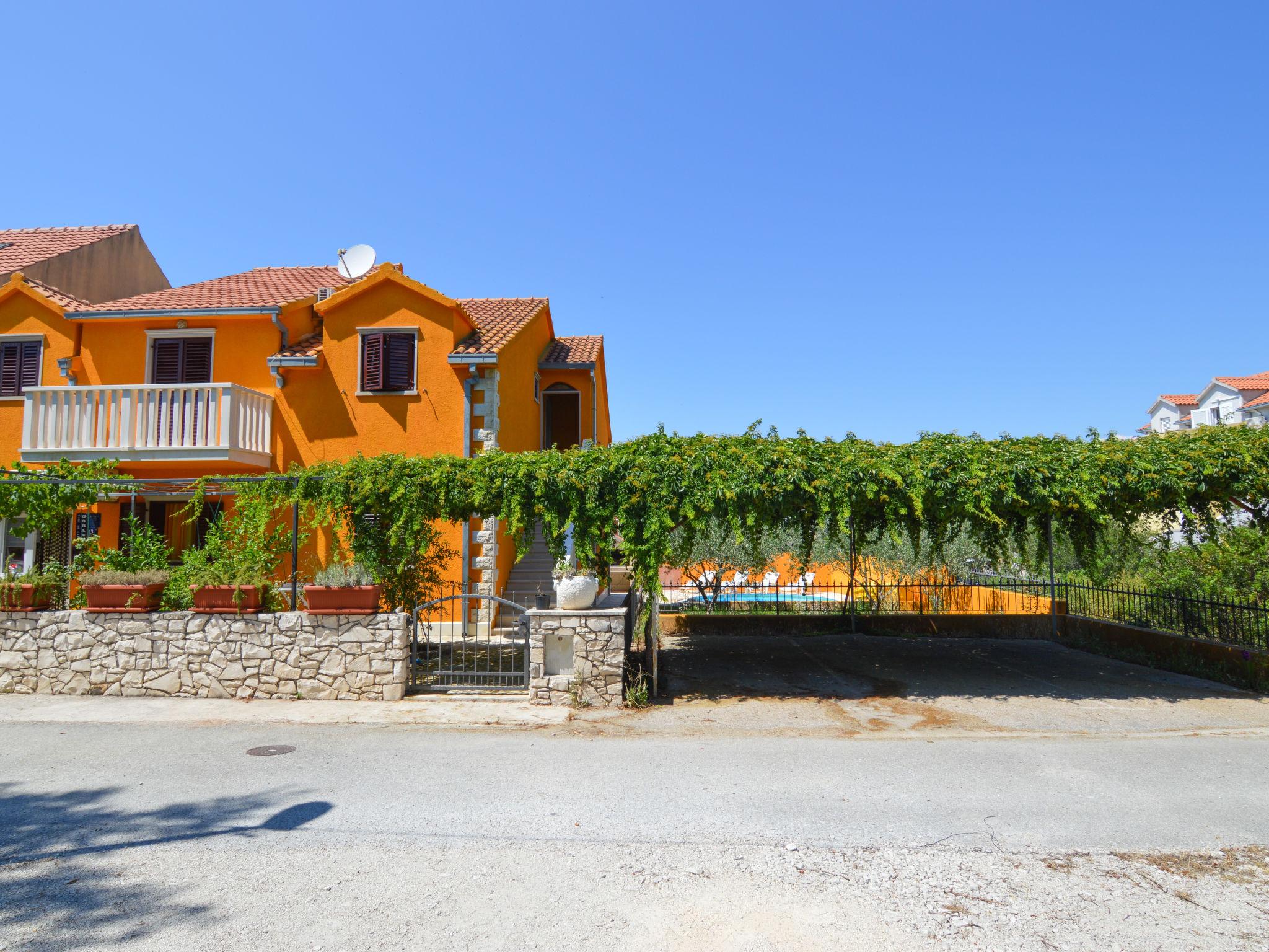 Photo 6 - Maison de 6 chambres à Supetar avec piscine privée et vues à la mer