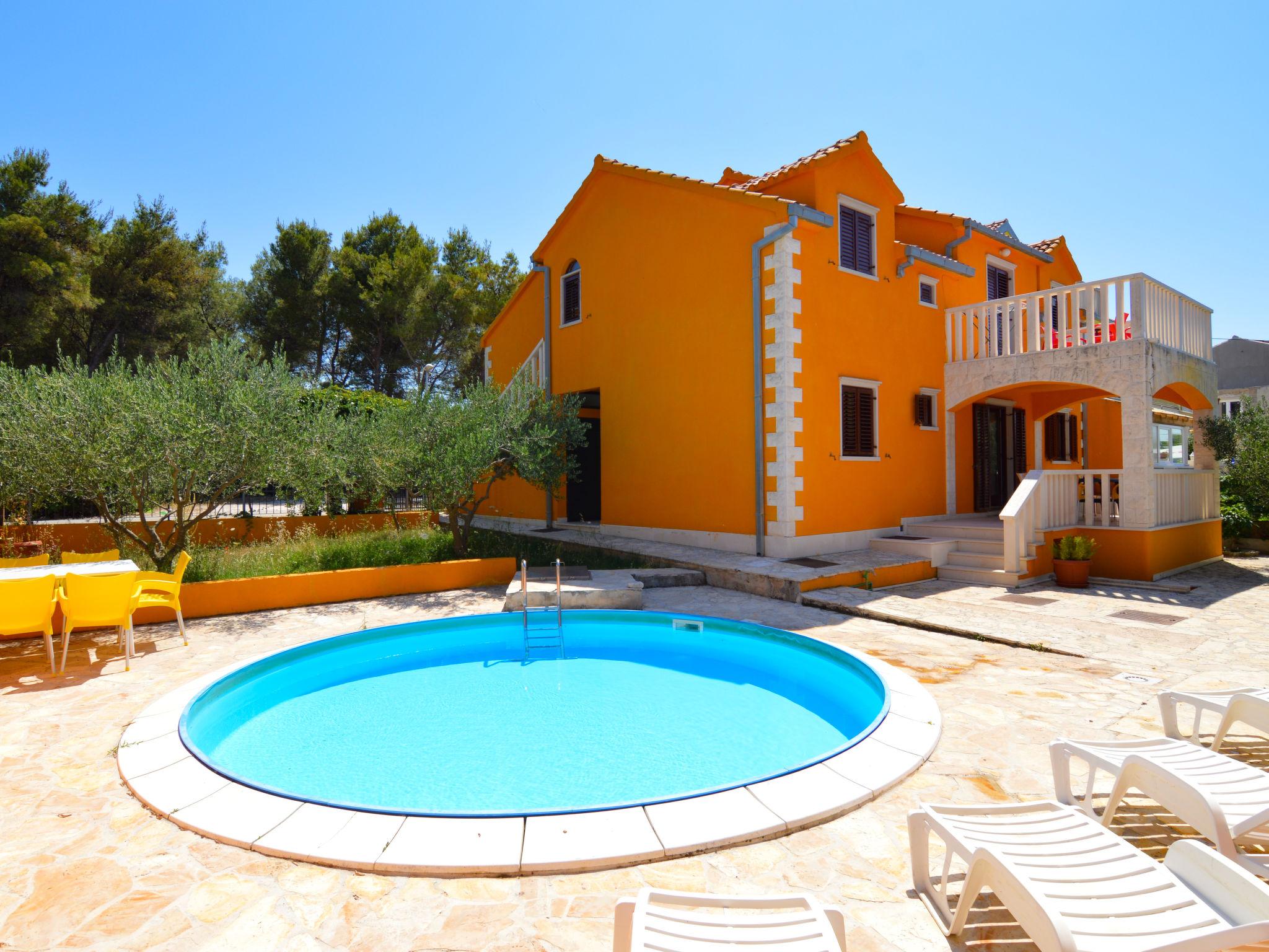 Foto 1 - Casa de 6 habitaciones en Supetar con piscina privada y vistas al mar