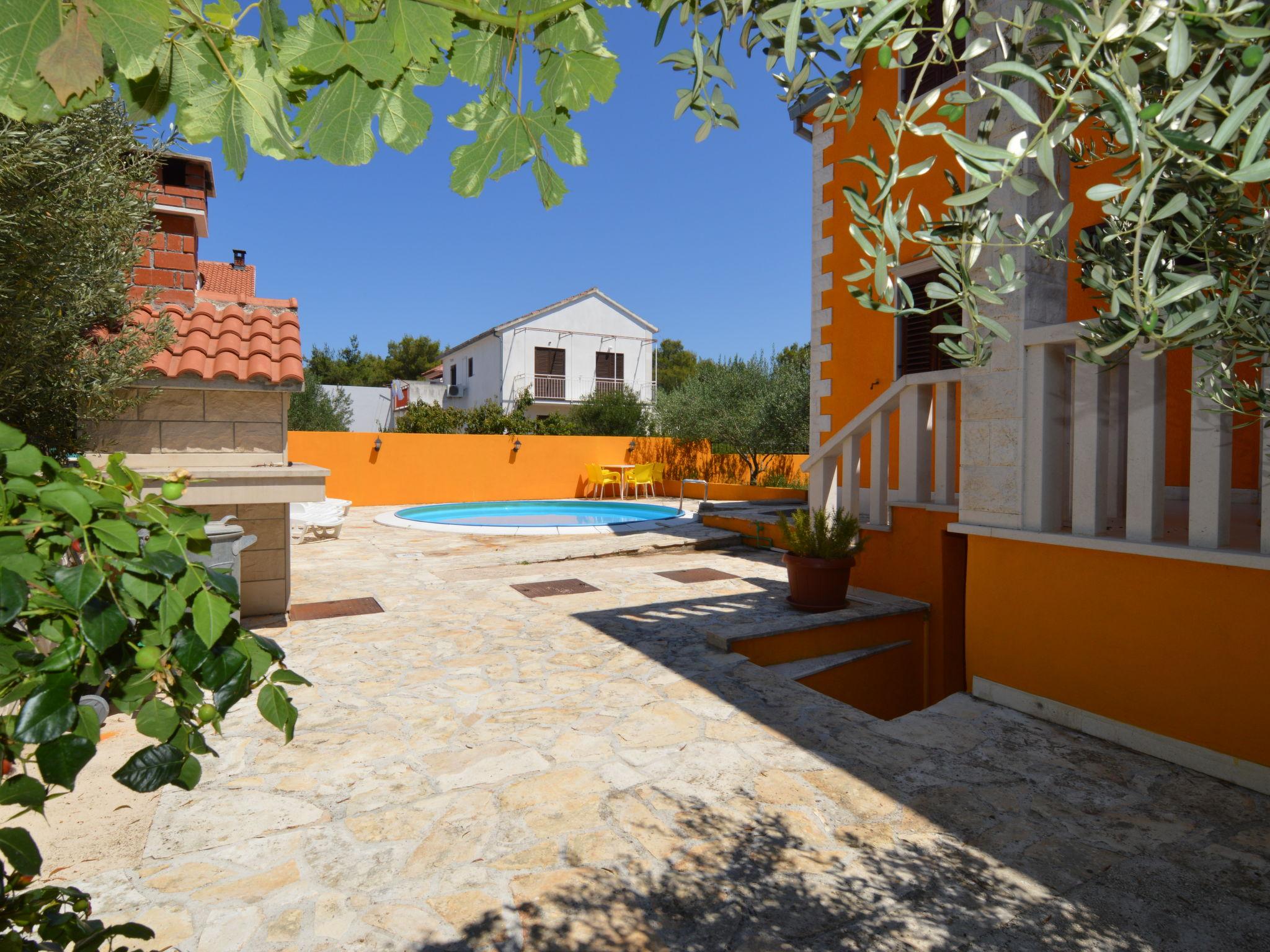 Foto 4 - Casa de 6 habitaciones en Supetar con piscina privada y vistas al mar