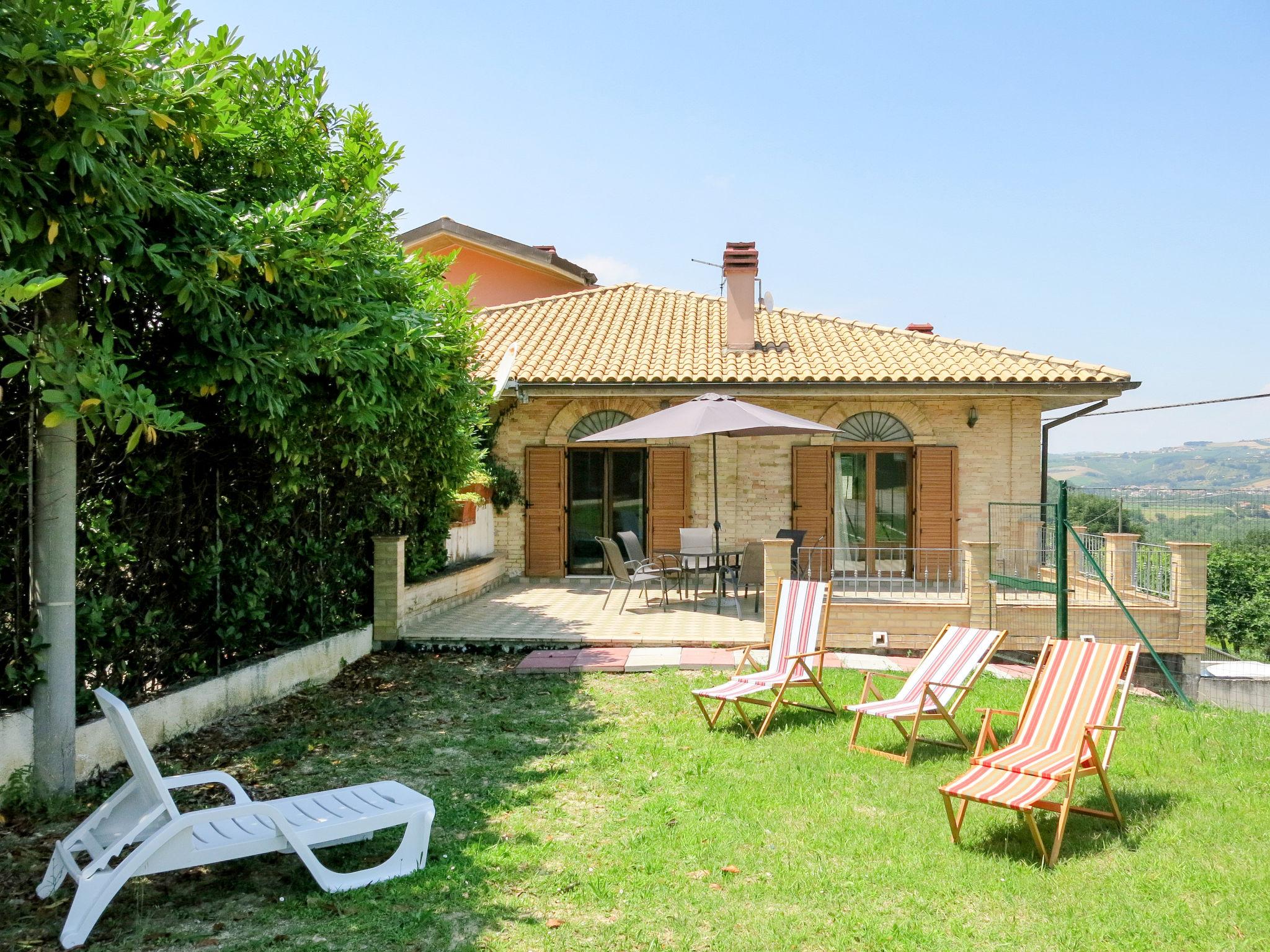 Photo 1 - Maison de 1 chambre à Picciano avec jardin et terrasse