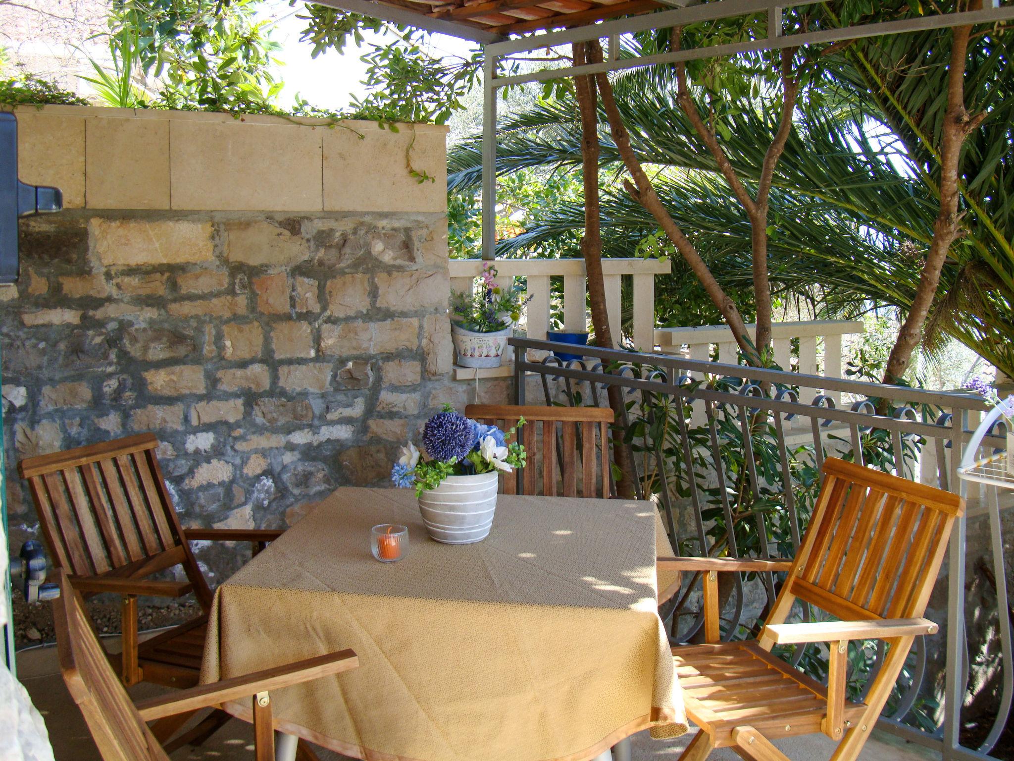 Photo 3 - Maison de 1 chambre à Selca avec jardin et terrasse