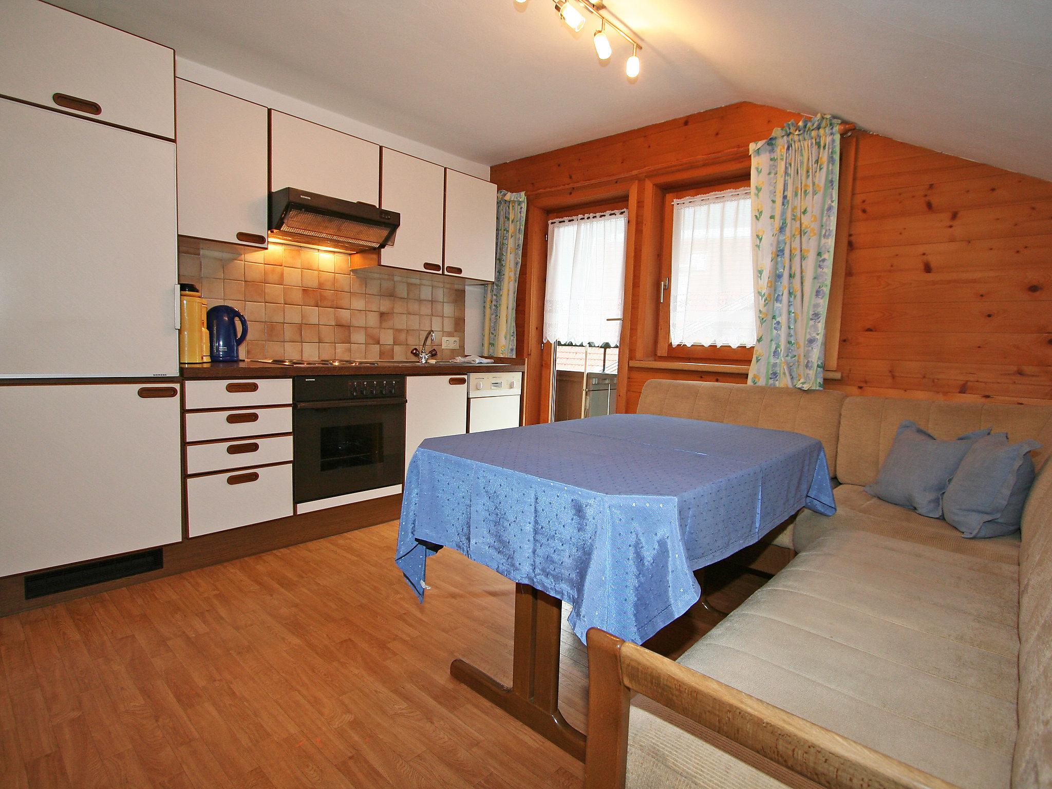 Foto 2 - Appartamento con 2 camere da letto a Mayrhofen con vista sulle montagne