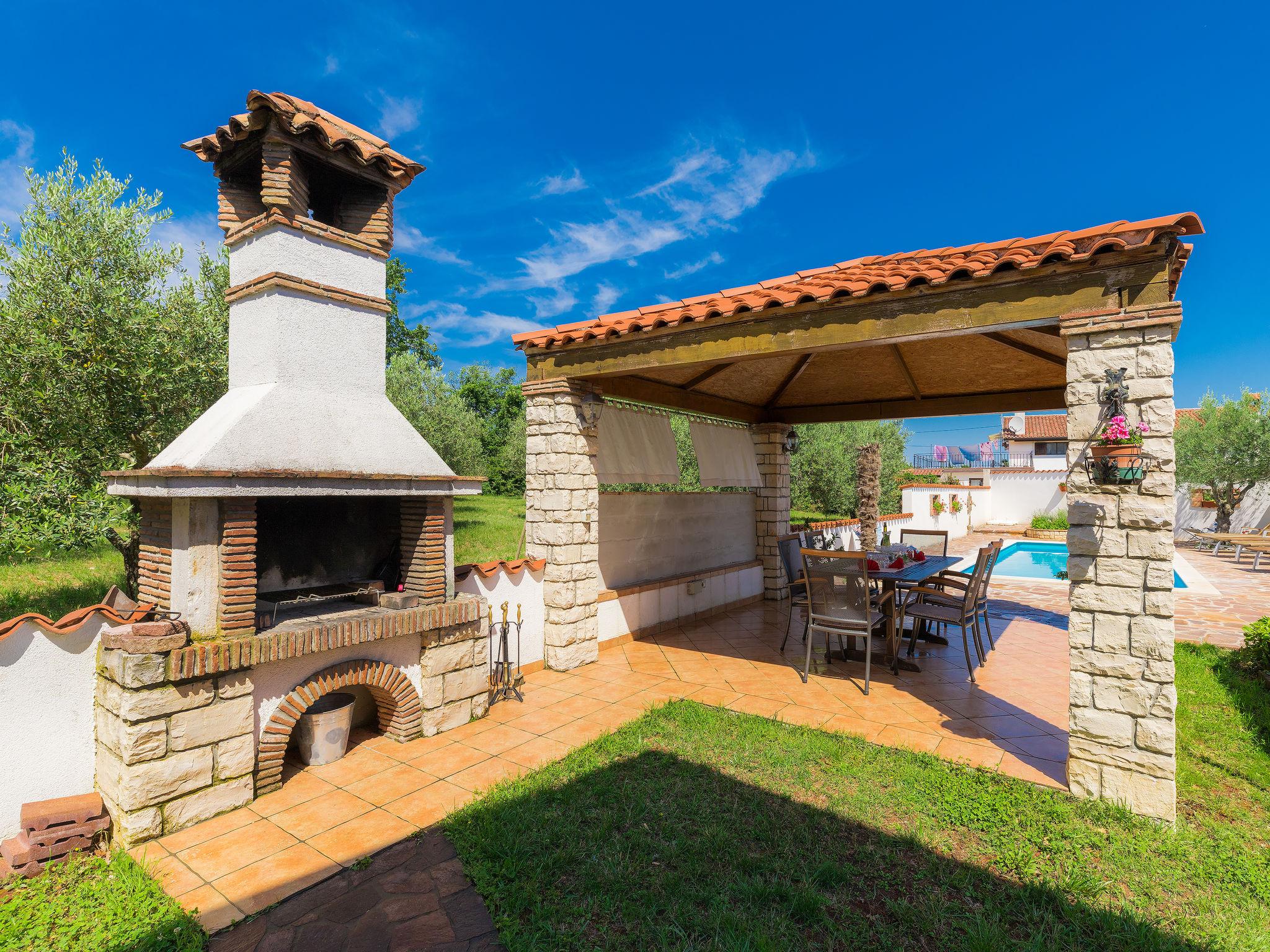 Photo 2 - Maison de 4 chambres à Umag avec piscine et vues à la mer