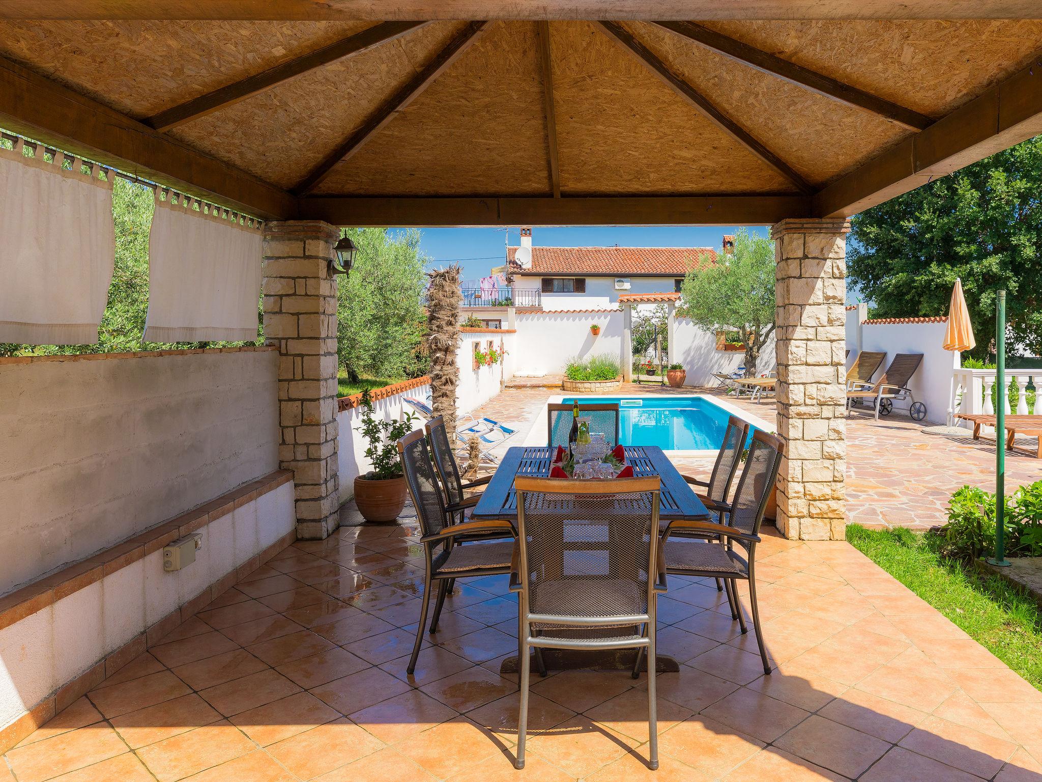 Foto 17 - Apartamento de 1 habitación en Umag con piscina y vistas al mar