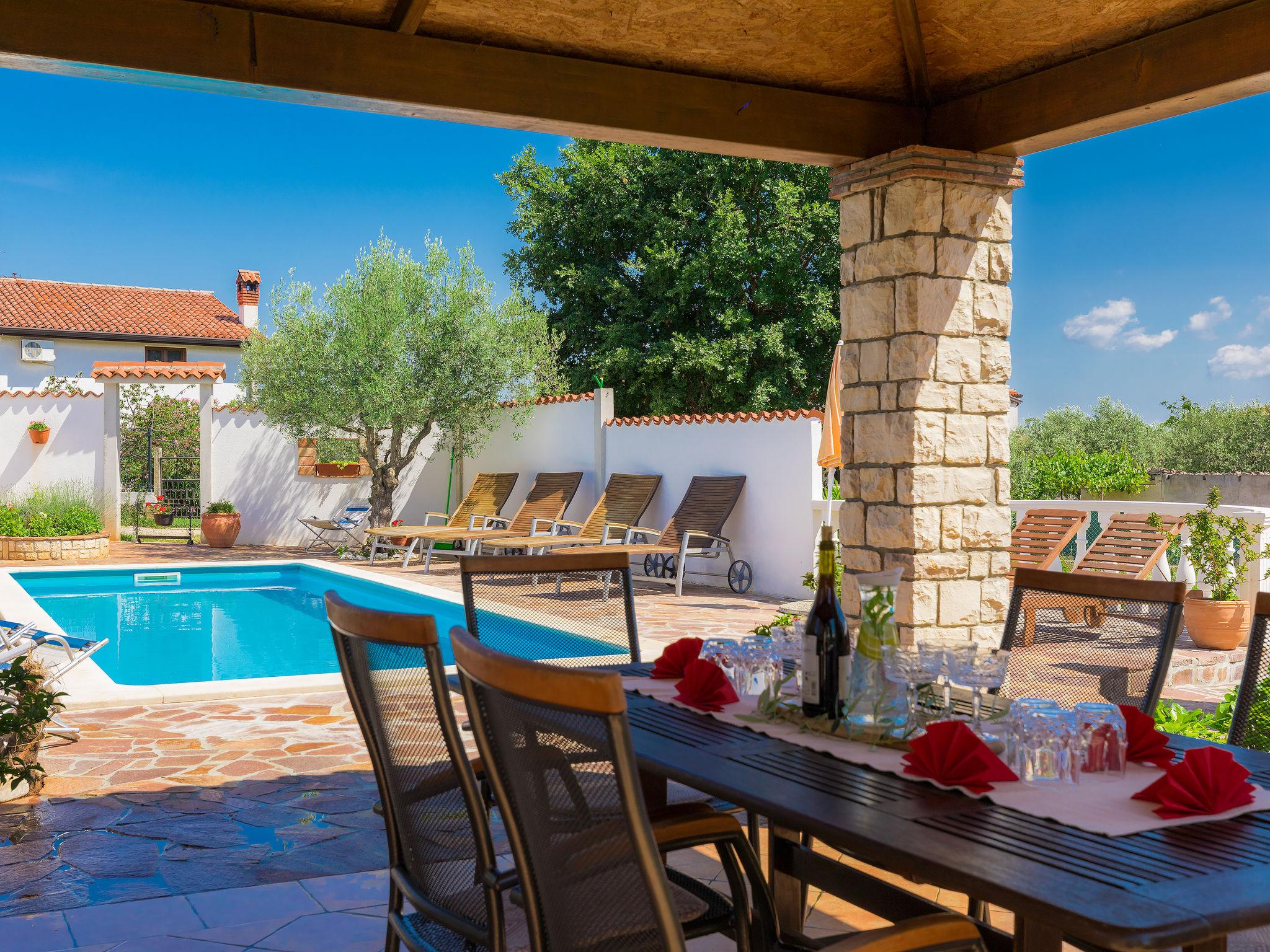 Photo 1 - Maison de 4 chambres à Umag avec piscine et vues à la mer