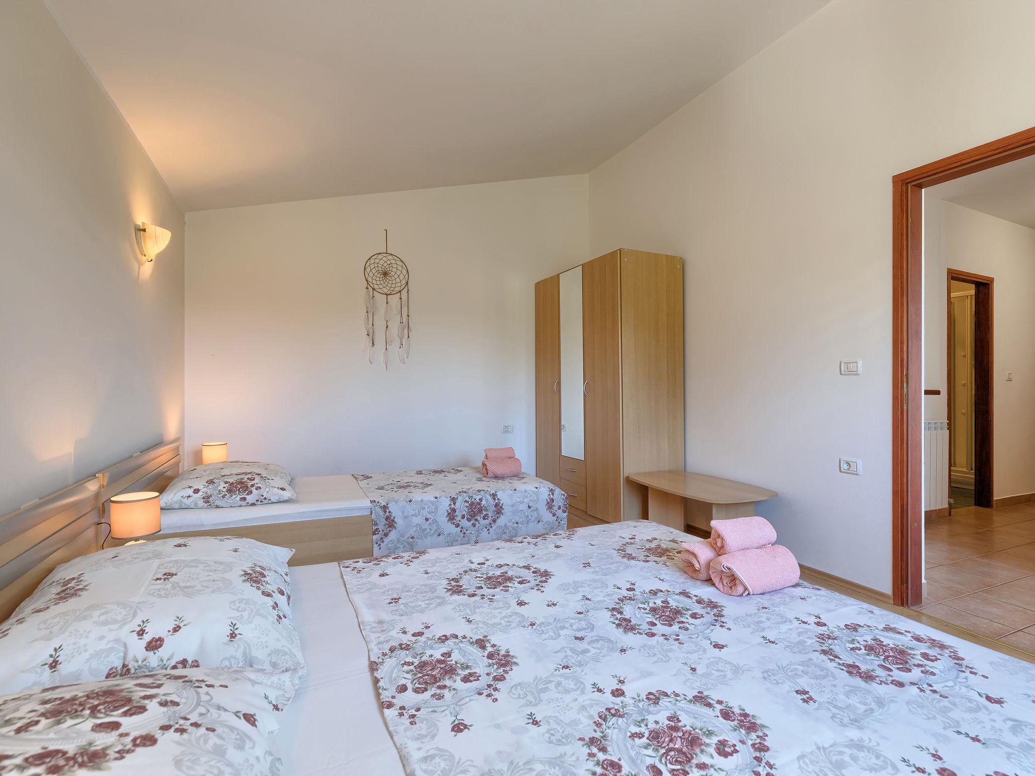 Foto 20 - Casa con 4 camere da letto a Umag con piscina e vista mare