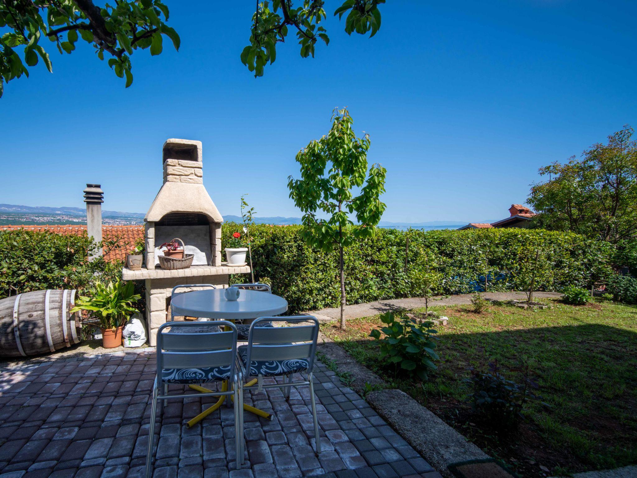 Photo 11 - Maison de 1 chambre à Opatija avec terrasse et vues à la mer