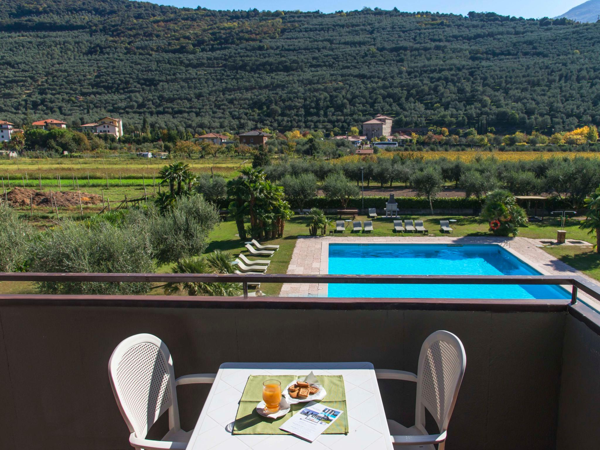 Photo 2 - Appartement de 2 chambres à Riva del Garda avec piscine et vues sur la montagne