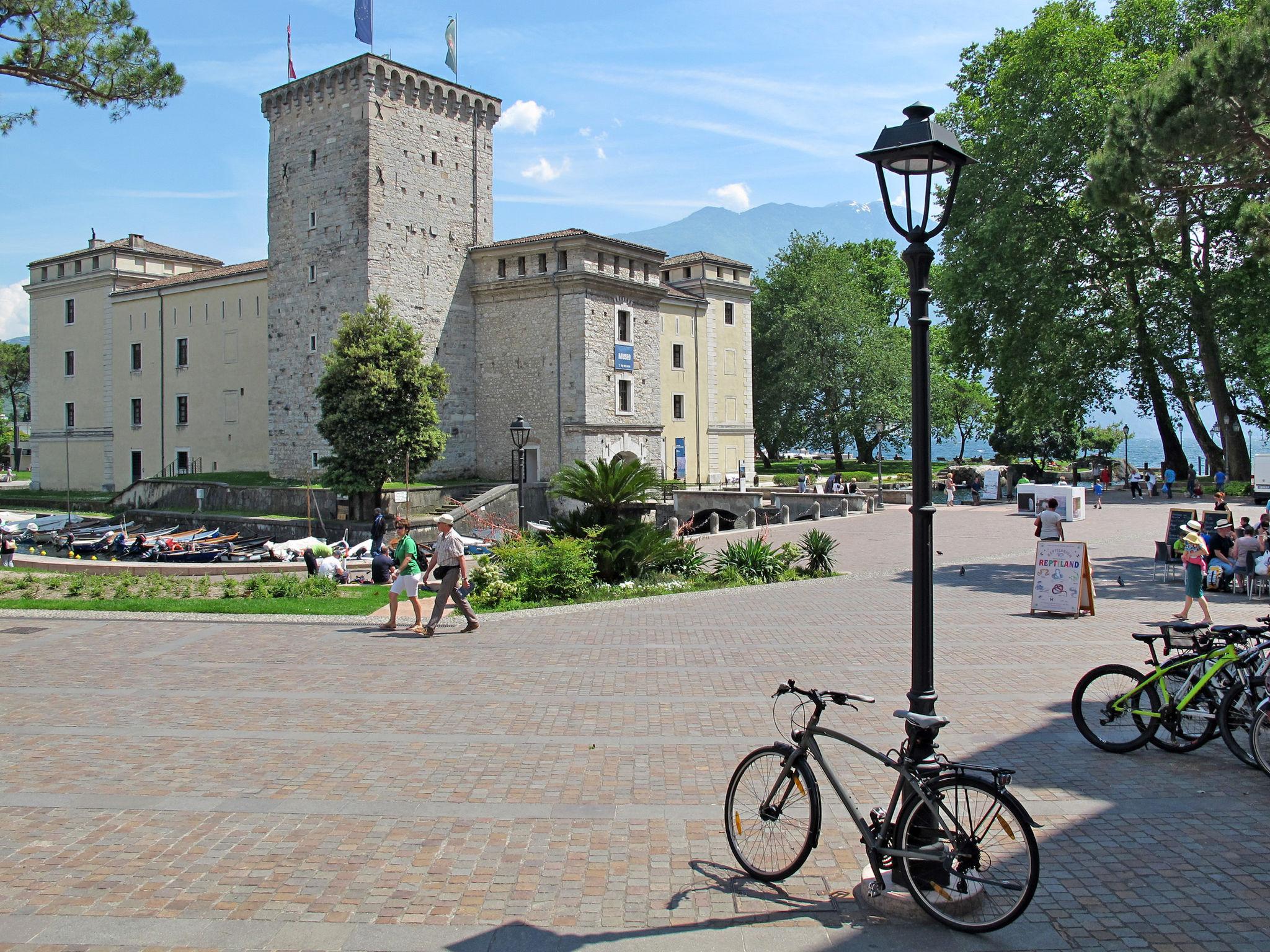 Foto 23 - Appartamento con 2 camere da letto a Riva del Garda con piscina e giardino