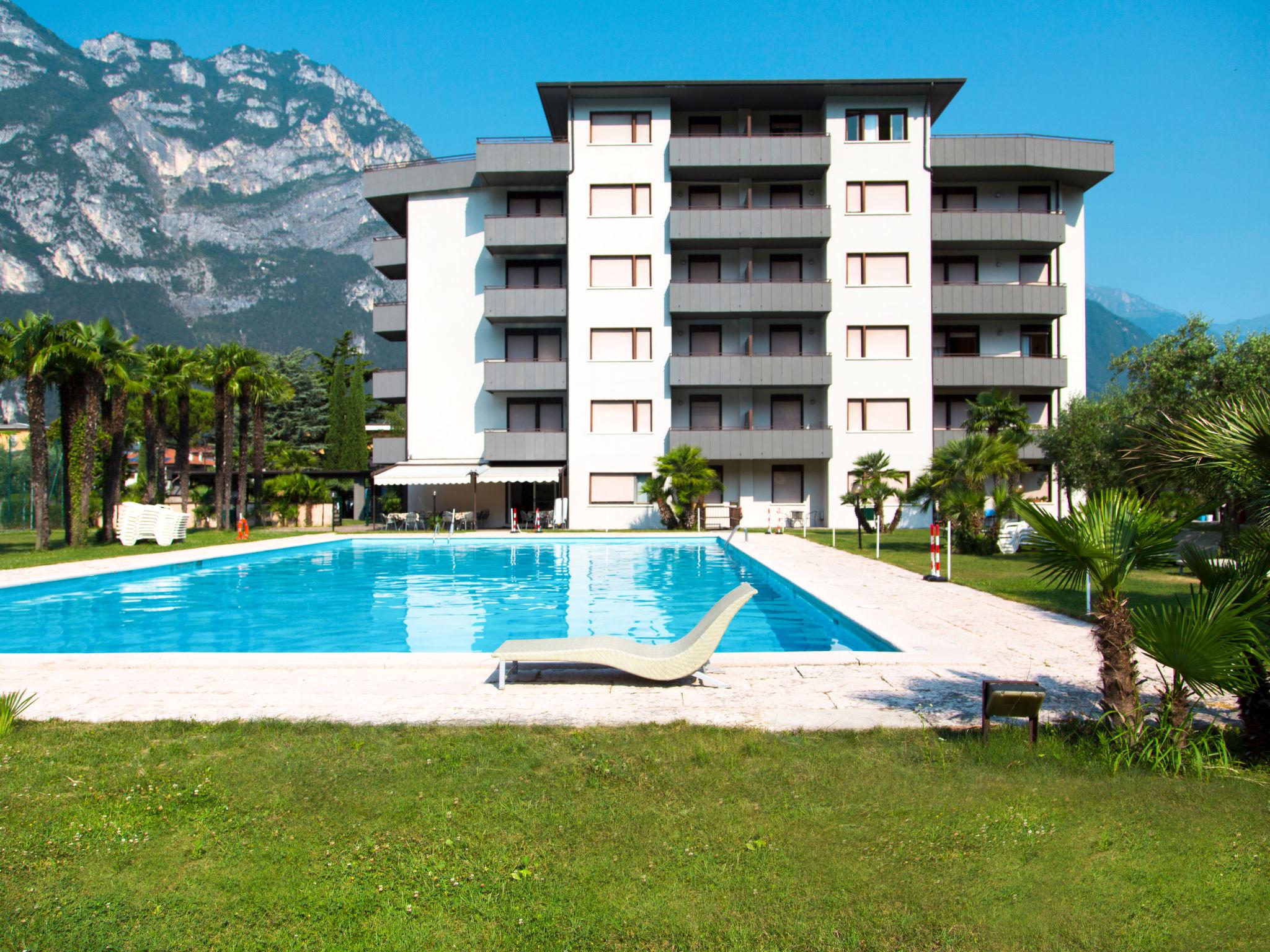 Foto 1 - Apartamento de 2 habitaciones en Riva del Garda con piscina y jardín