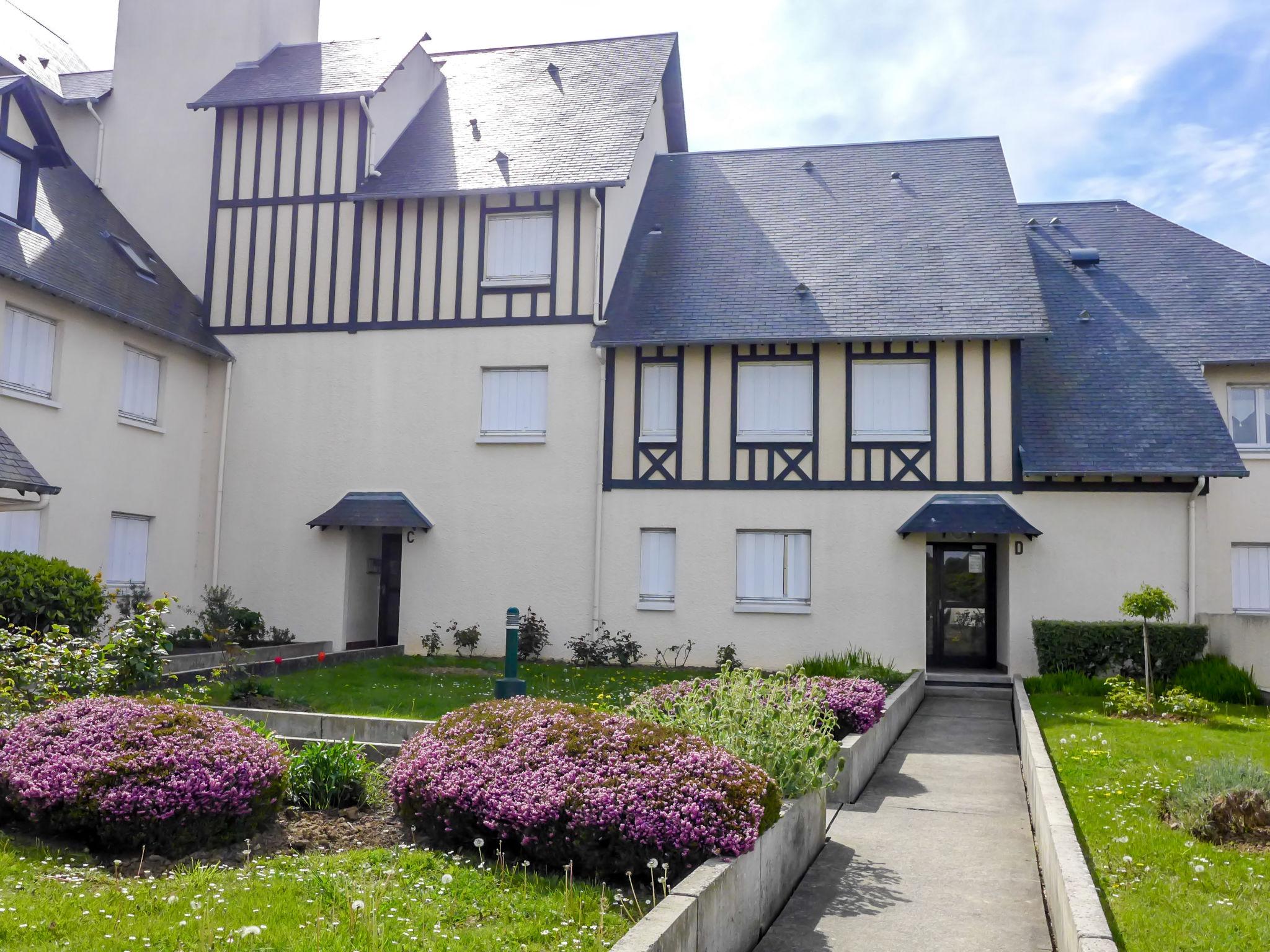 Foto 5 - Apartamento de 1 habitación en Cabourg con terraza y vistas al mar