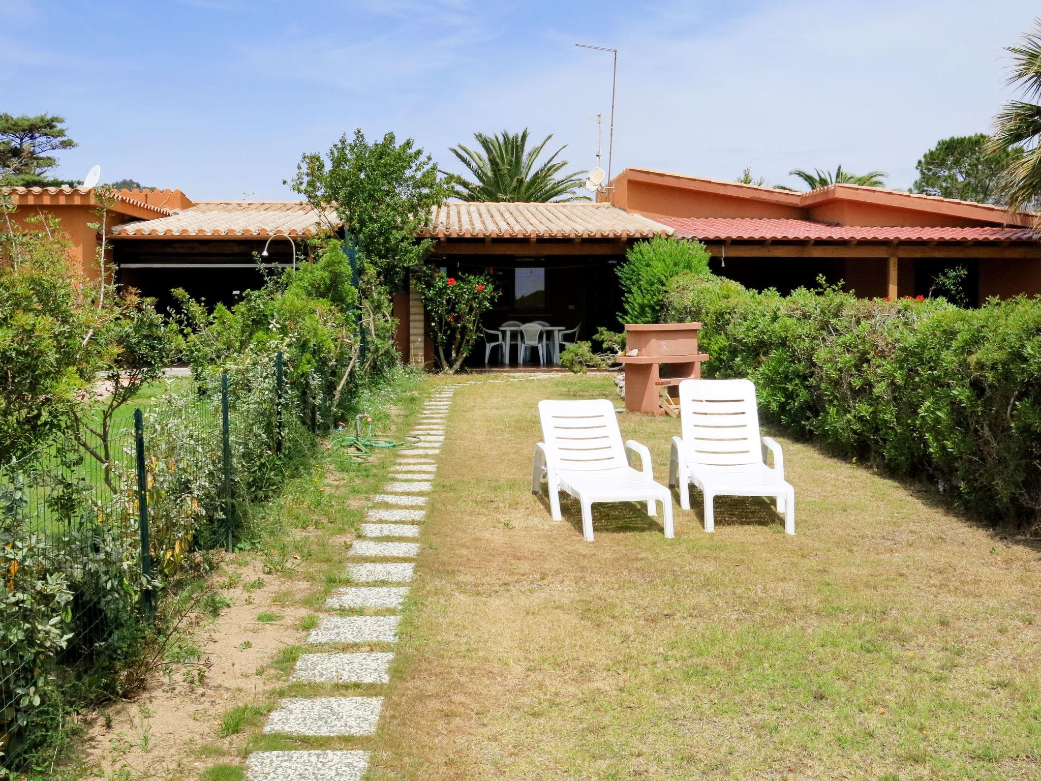 Photo 3 - Maison de 2 chambres à Muravera avec jardin et vues à la mer