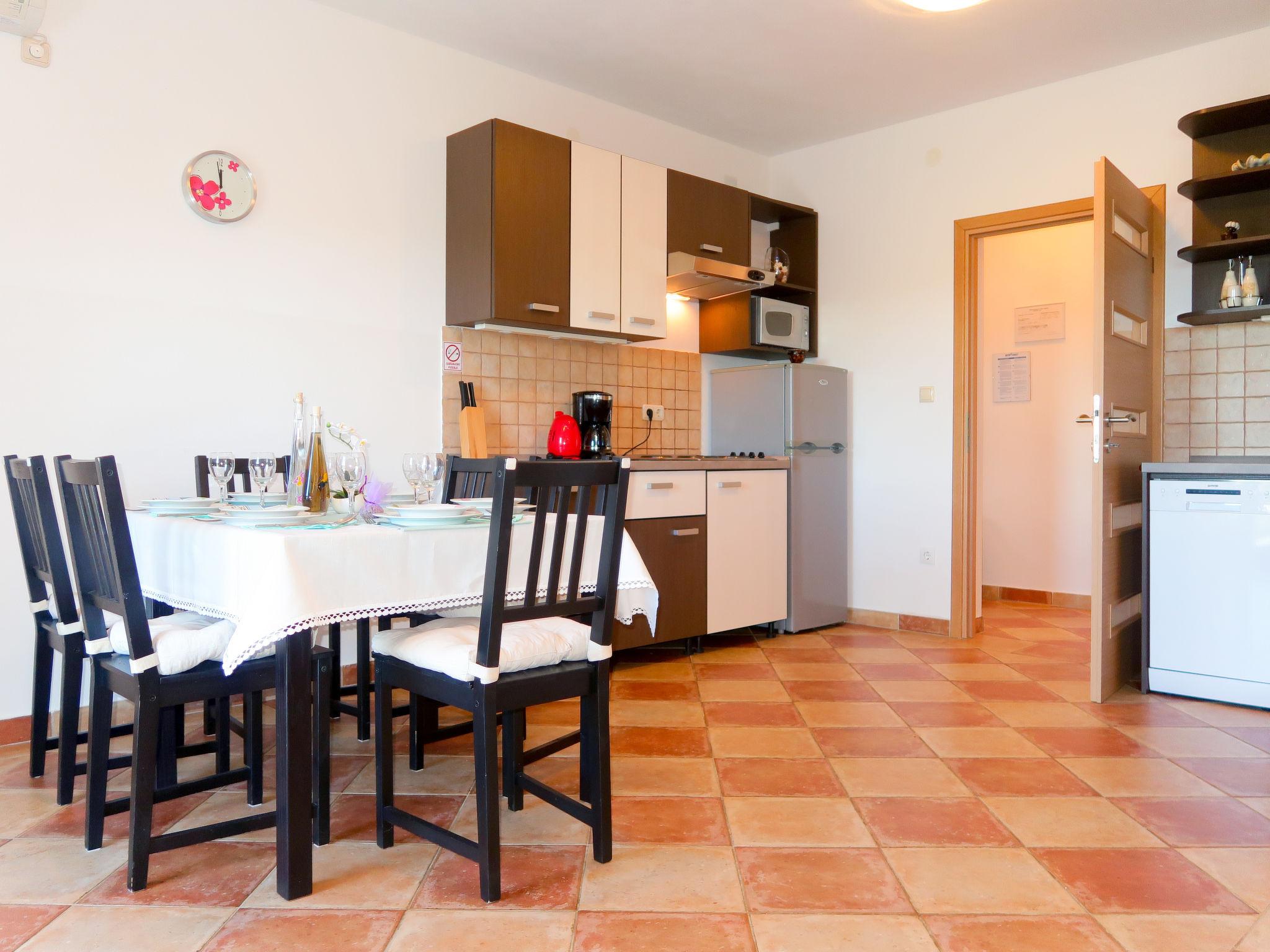 Foto 5 - Apartamento de 2 quartos em Krk com jardim