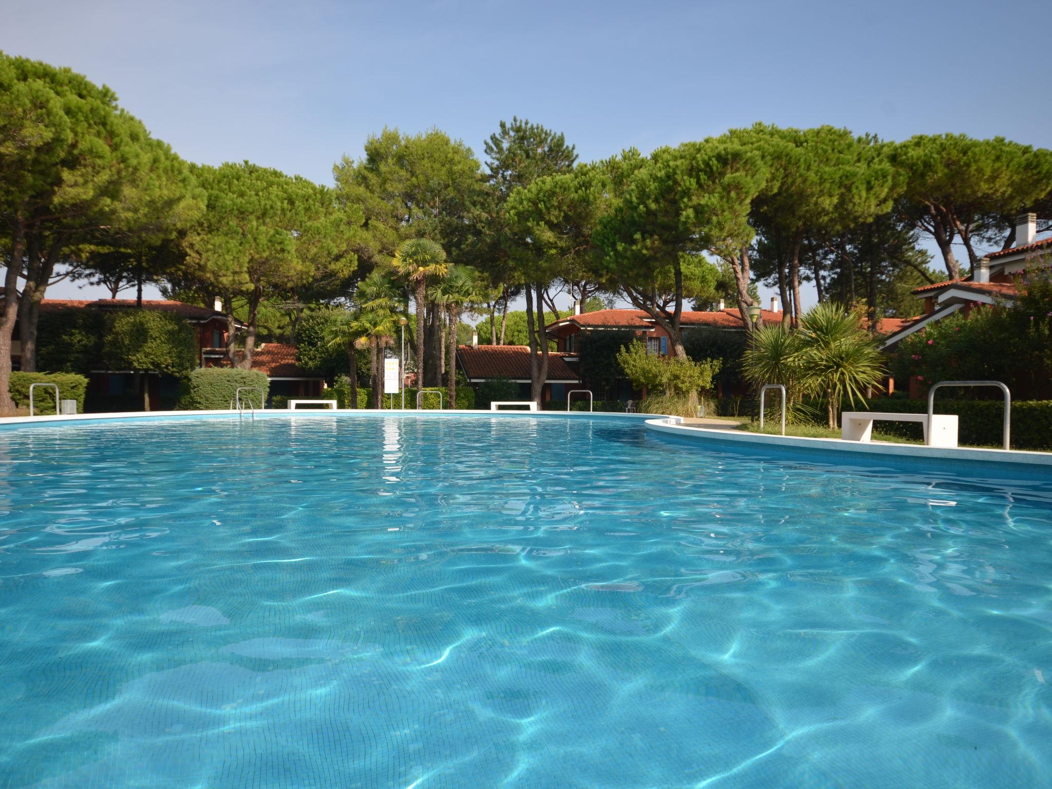 Foto 1 - Apartment mit 1 Schlafzimmer in San Michele al Tagliamento mit schwimmbad und blick aufs meer