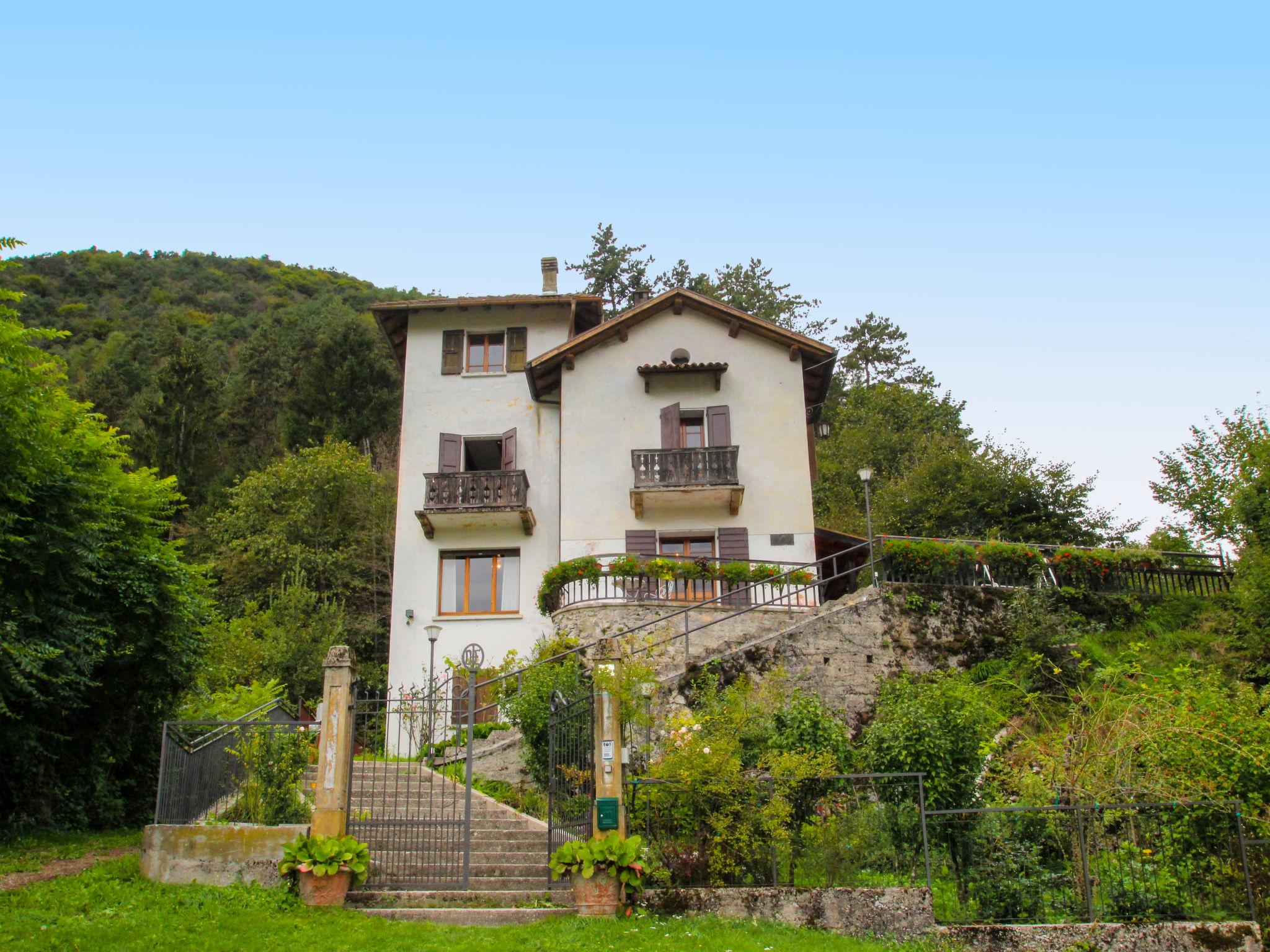 Foto 1 - Haus mit 6 Schlafzimmern in Ledro mit terrasse und blick auf die berge