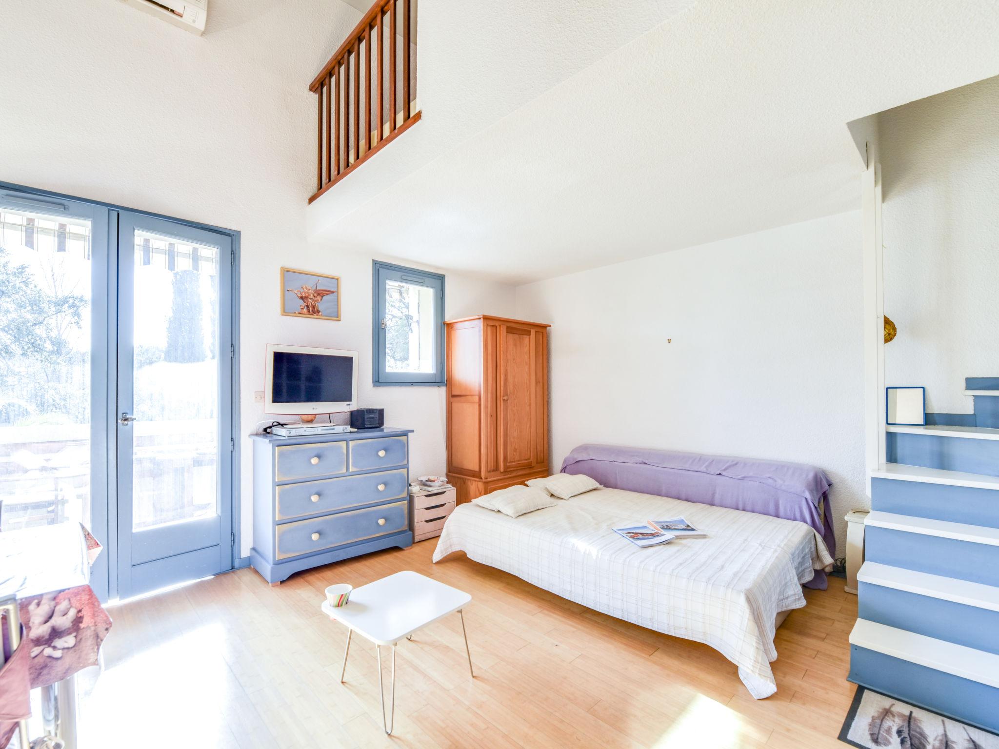 Foto 5 - Appartamento con 1 camera da letto a Cavalaire-sur-Mer con giardino e vista mare