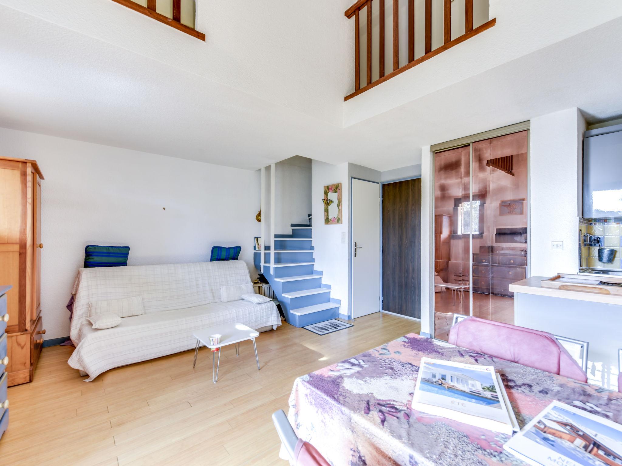 Foto 3 - Apartamento de 1 habitación en Cavalaire-sur-Mer con jardín y vistas al mar